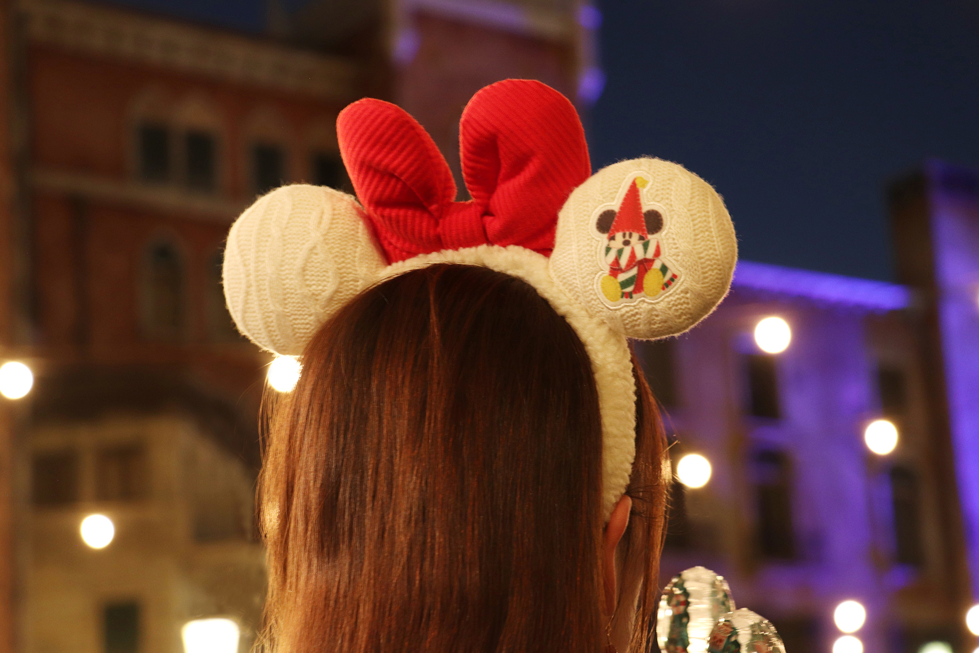 ニット調の生地の高級感ある「カチューシャ」（2000円）は耳にリルリンリンのワッペン付き