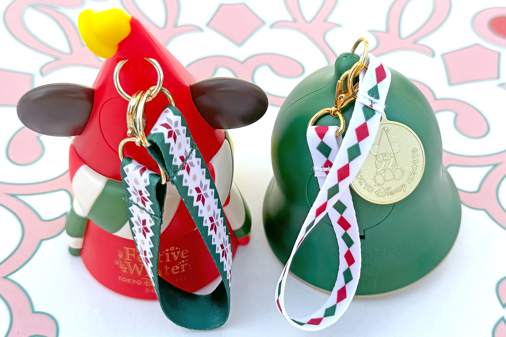 バッグにつけやすいリボンと金具付き。リボンの柄もデザインに合っていてかわいい