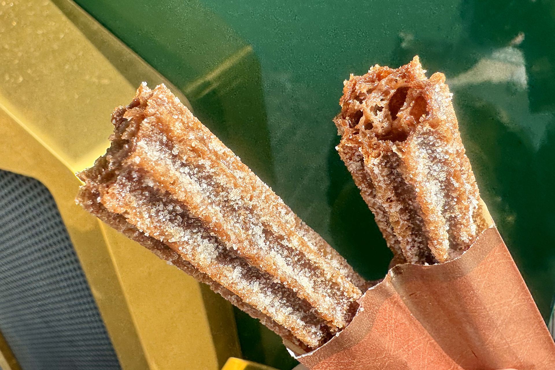 チョコレートの風味が抜群においしいチュロス。さっくりした食感でやや折れやすいので注意