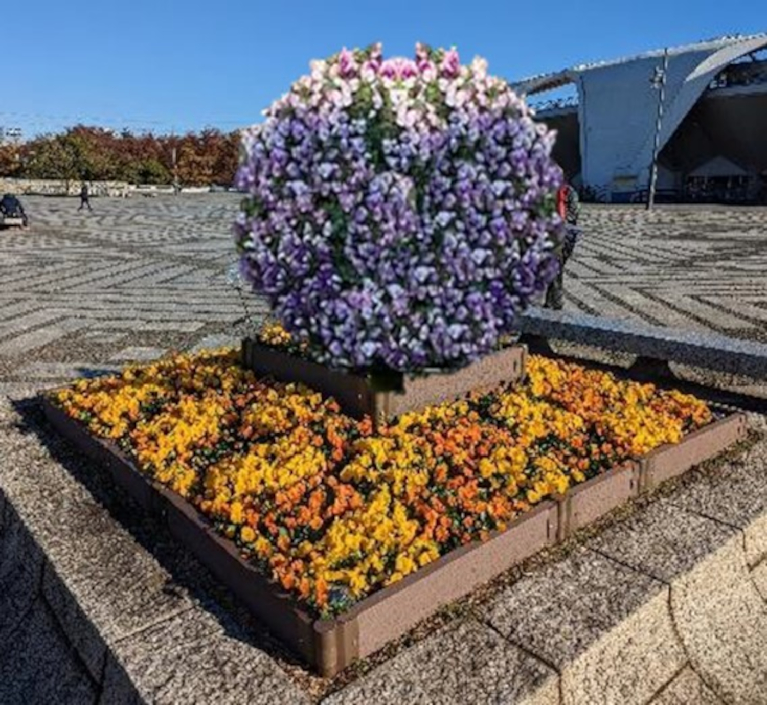 立体装飾を施した4色のパンジー