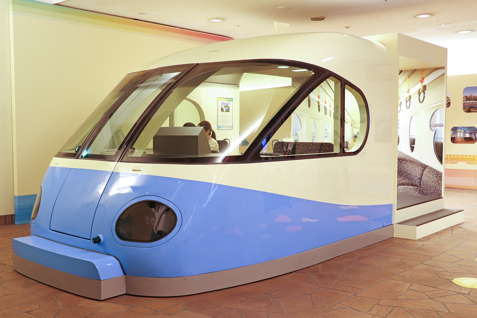 以前走っていたリゾートライナー（Type X）の一部を展示