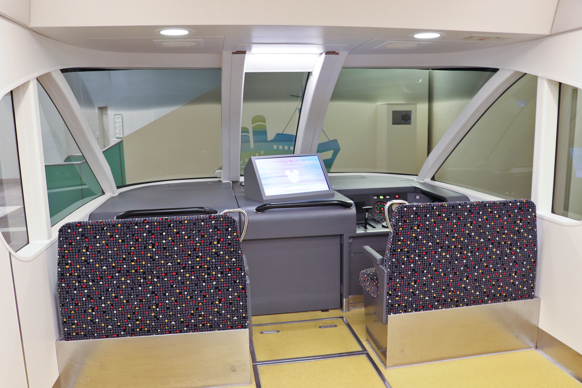 大きな窓で囲まれた先頭部分。運転席にも自由に座れる