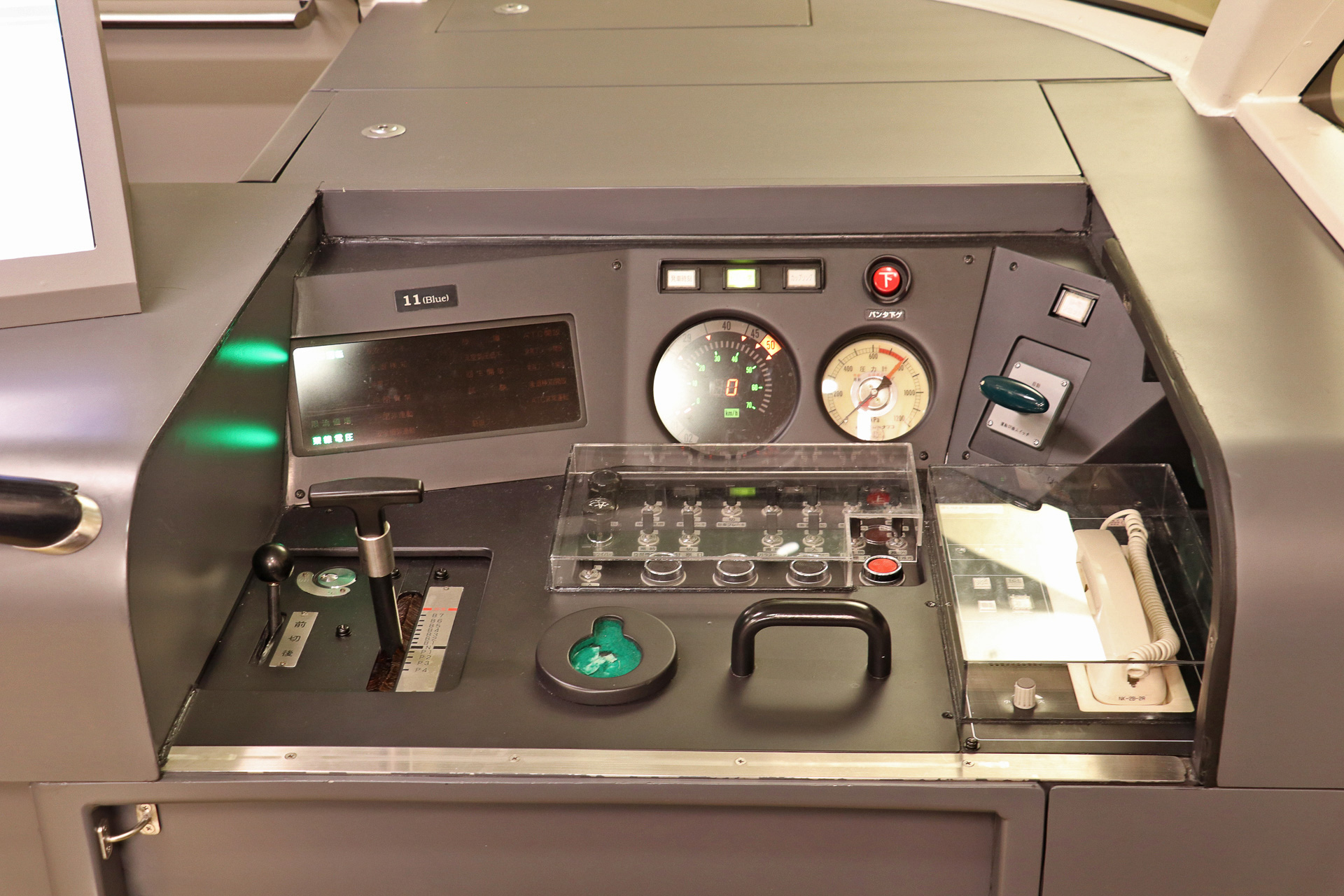 鉄道好きにはたまらない、本物の運転席に座って触れる