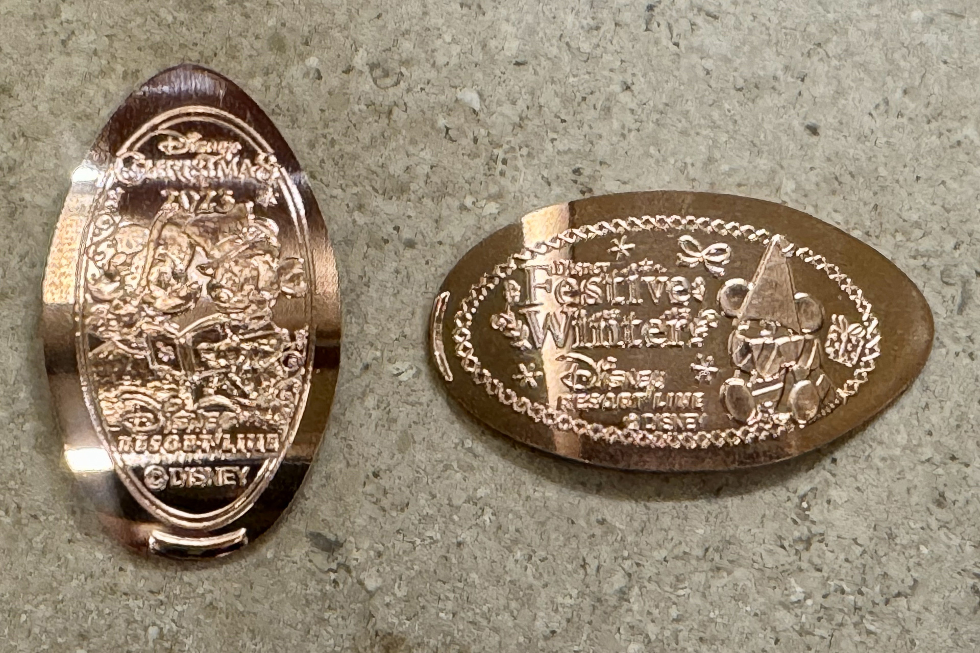 「東京ディズニーシー・ステーション」（左）、「ベイサイド・ステーション」（右）で作成できるスーベニアメダル