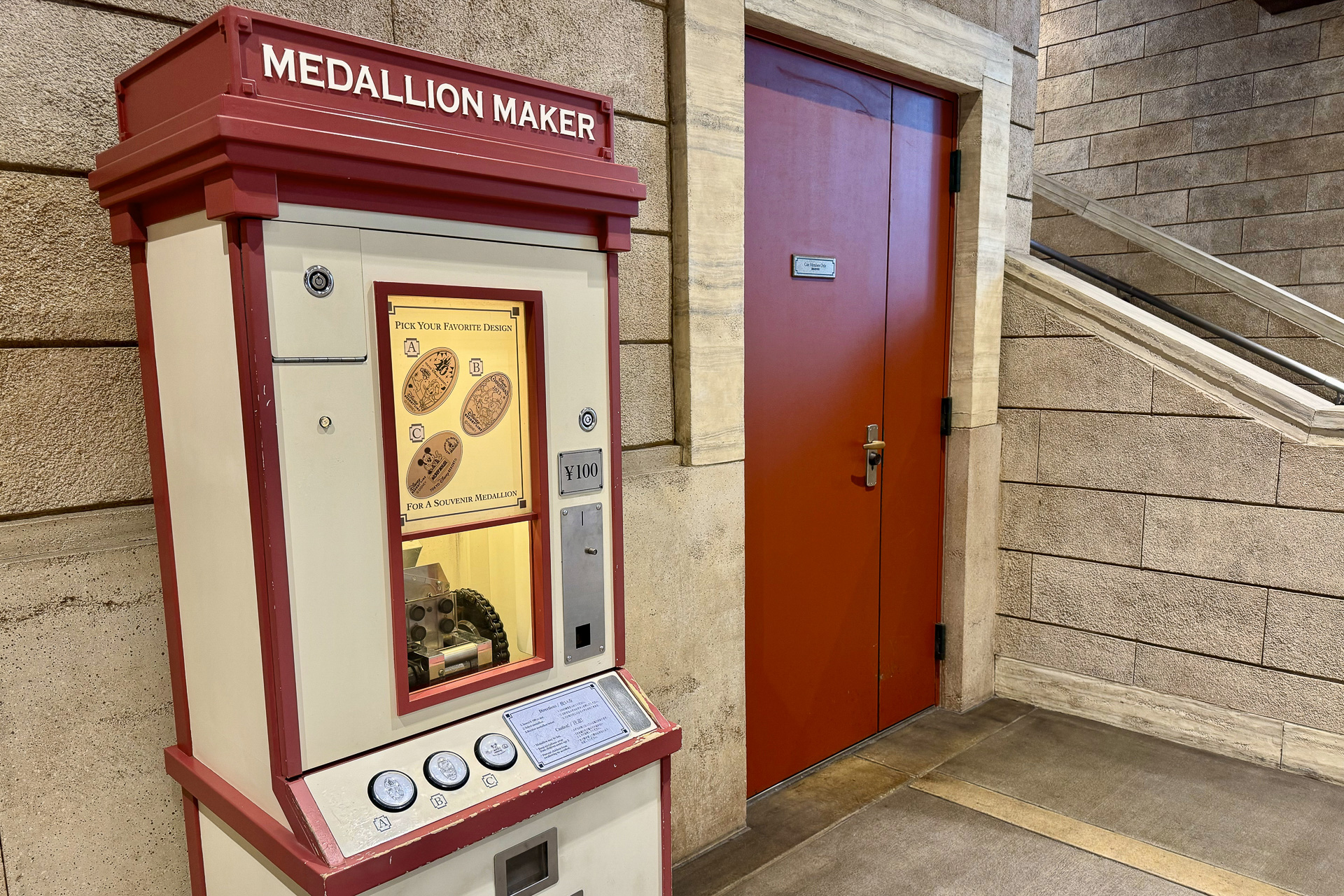 「東京ディズニーシー・ステーション」は改札を入って左側のメダリオンメーカーにある