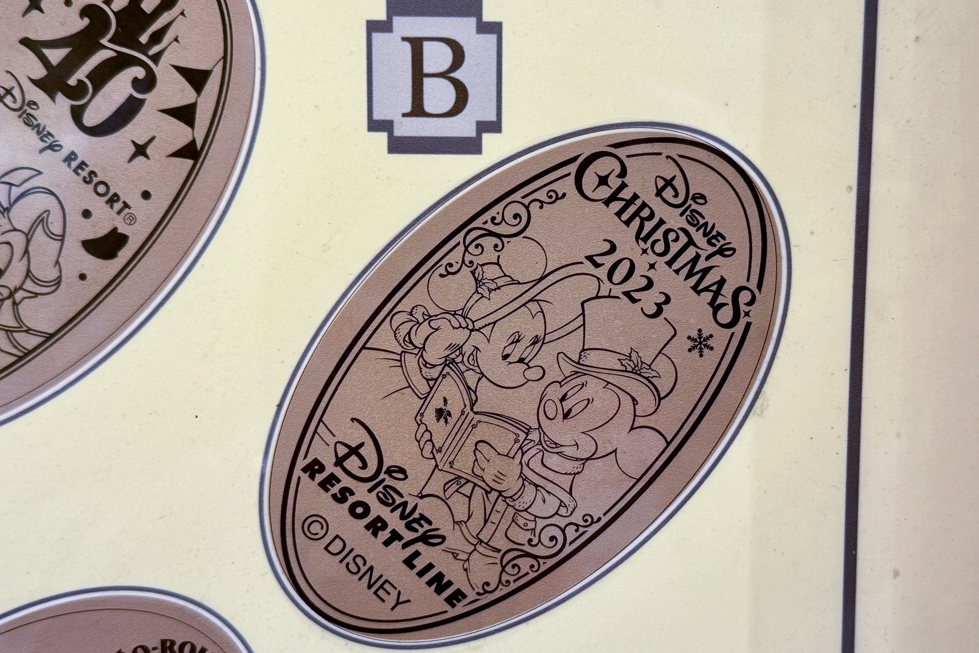 ミッキーマウスとミニーマウスが一緒に本を読む、クラシカルな雰囲気の1枚