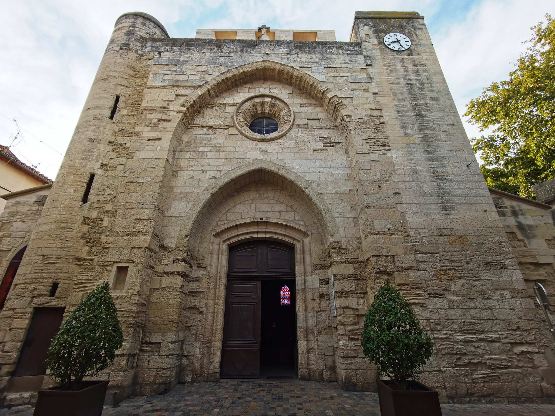 教会のステンドグラスが個性的ですてき