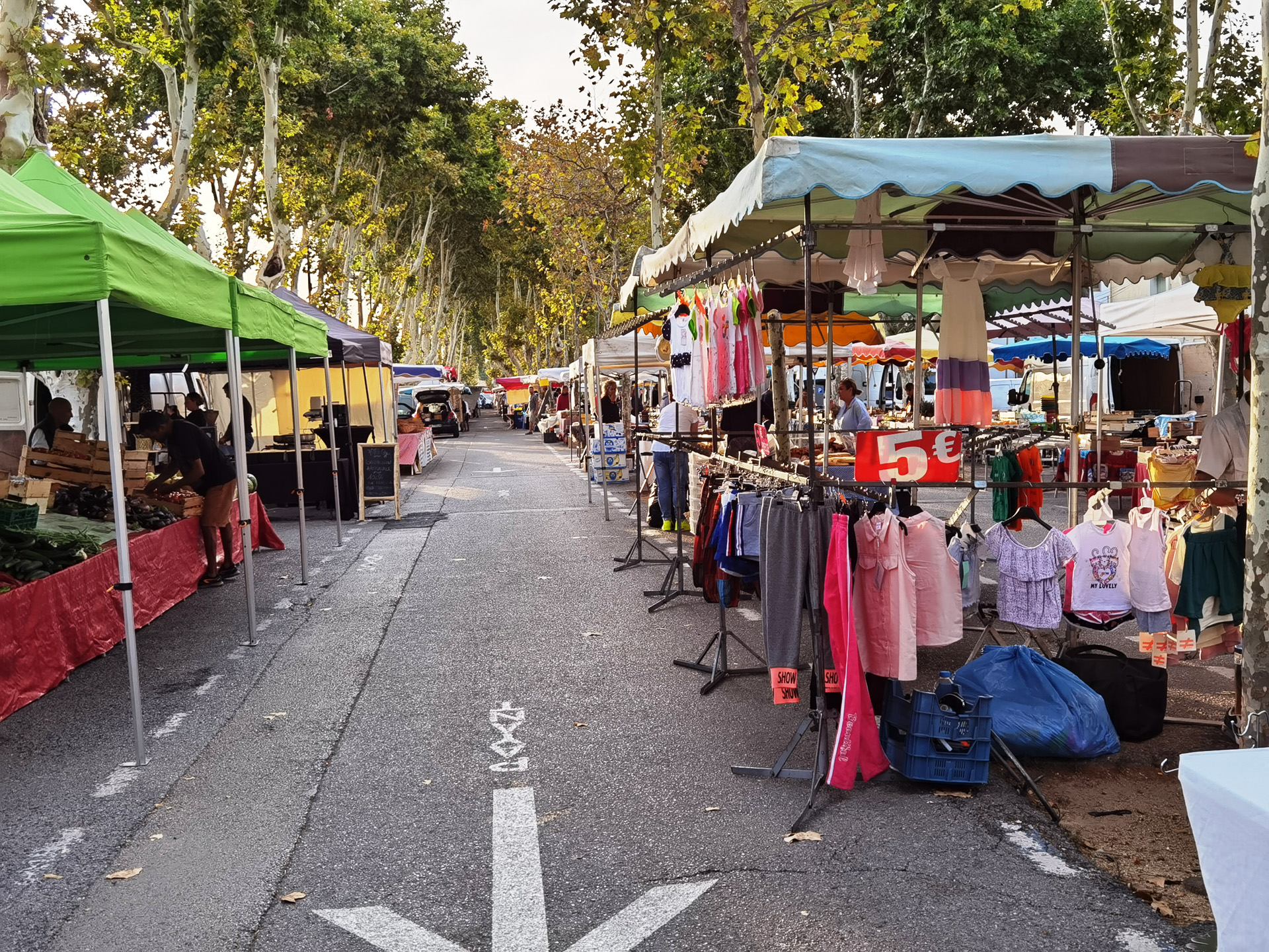 城壁を出てすぐのところにあった朝市に。野菜、果物、総菜、衣類、小物など、思いのほか大きな市場でした。いろいろな種類のトマトだけを売っているスタンドも