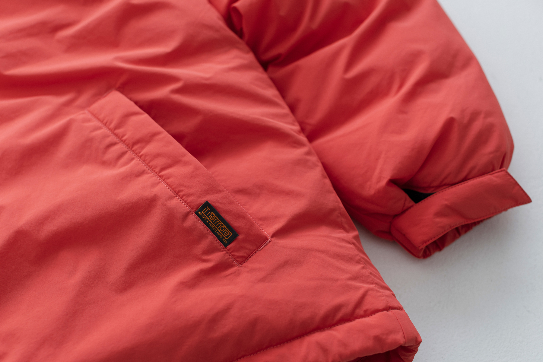 裾や袖口は雨風を防ぎやすいよう調節可能に