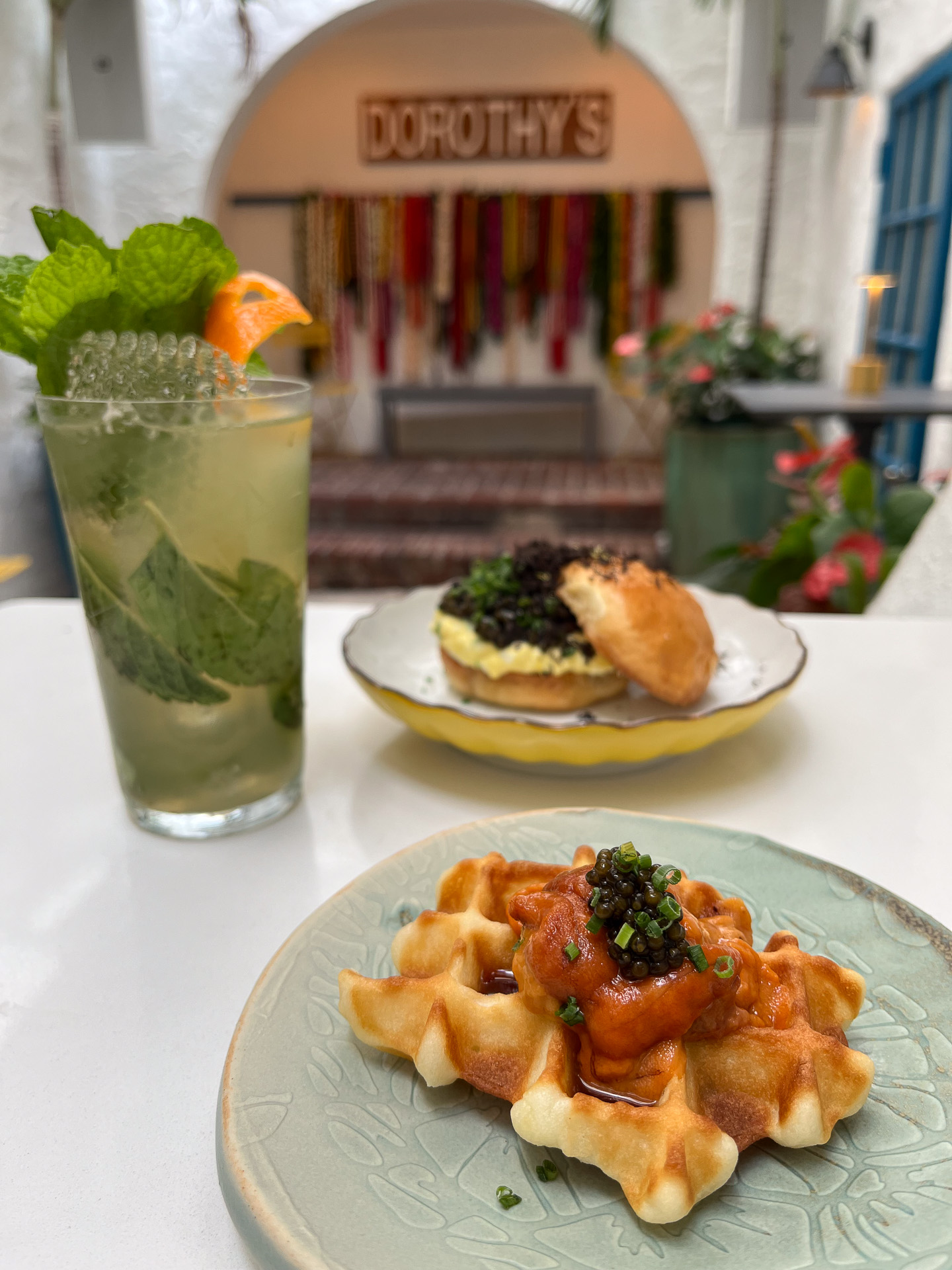 「この店ならではの食文化を考えて作った」というウニのワッフル（＄24）※期間限定メニュー