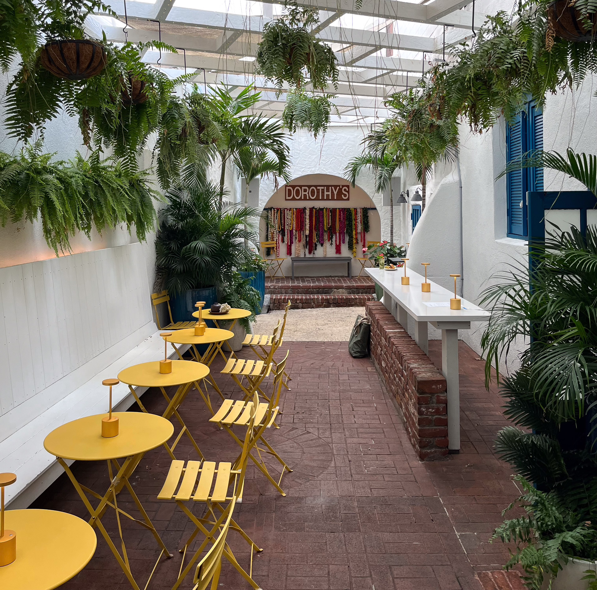 レイとグリーンで彩られた店内