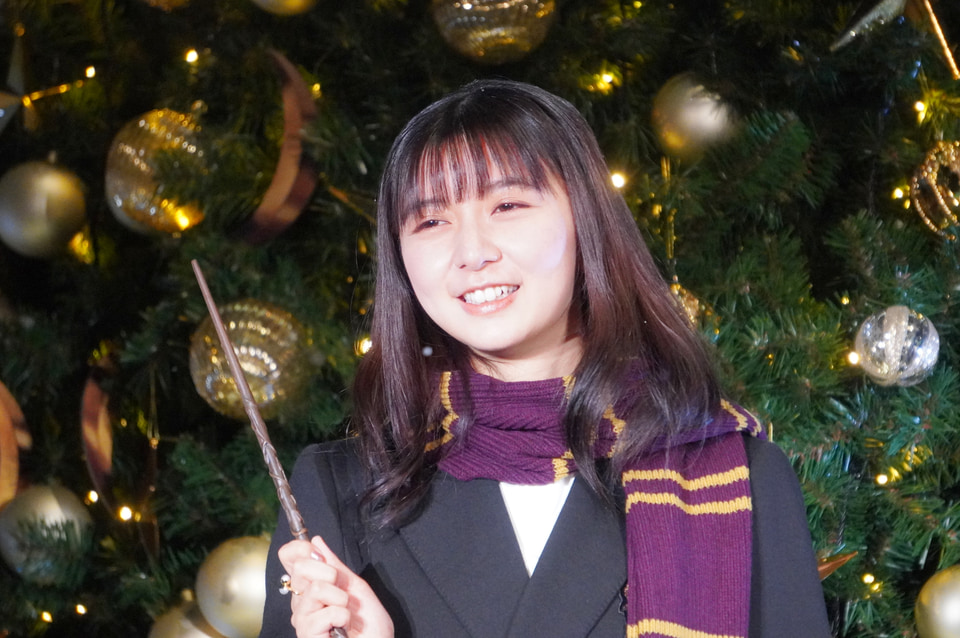 上白石萌歌さんが魔法の杖でツリー点灯！ 初のクリスマスを迎える