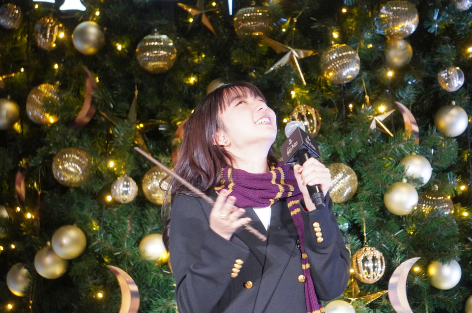上白石萌歌さんが魔法の杖でツリー点灯！ 初のクリスマスを迎える
