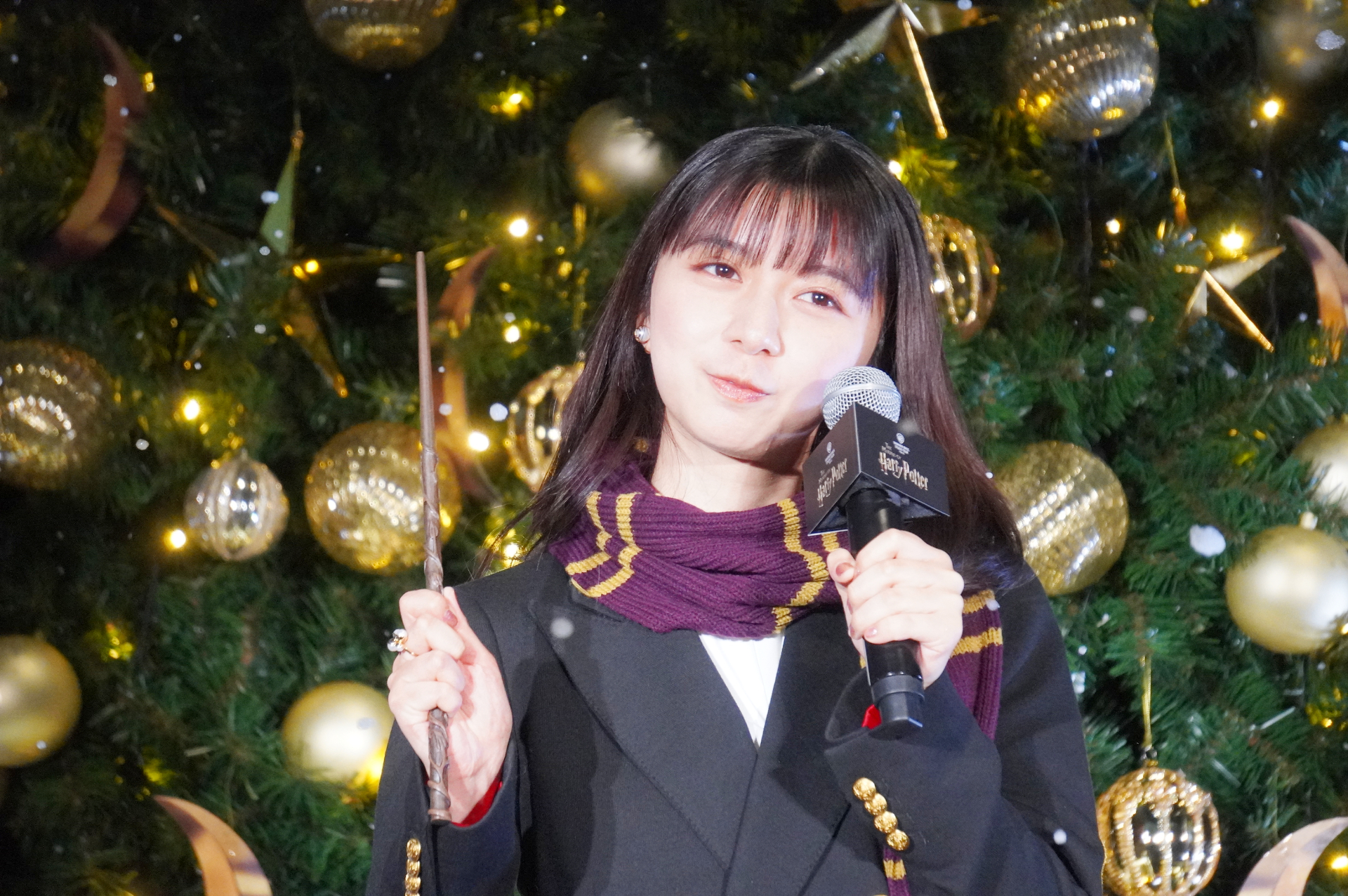 MCに今年のクリスマスの予定を聞かれると「大学時代の親友とクリスマスマーケットへ行きたい」とコメントした萌歌さん