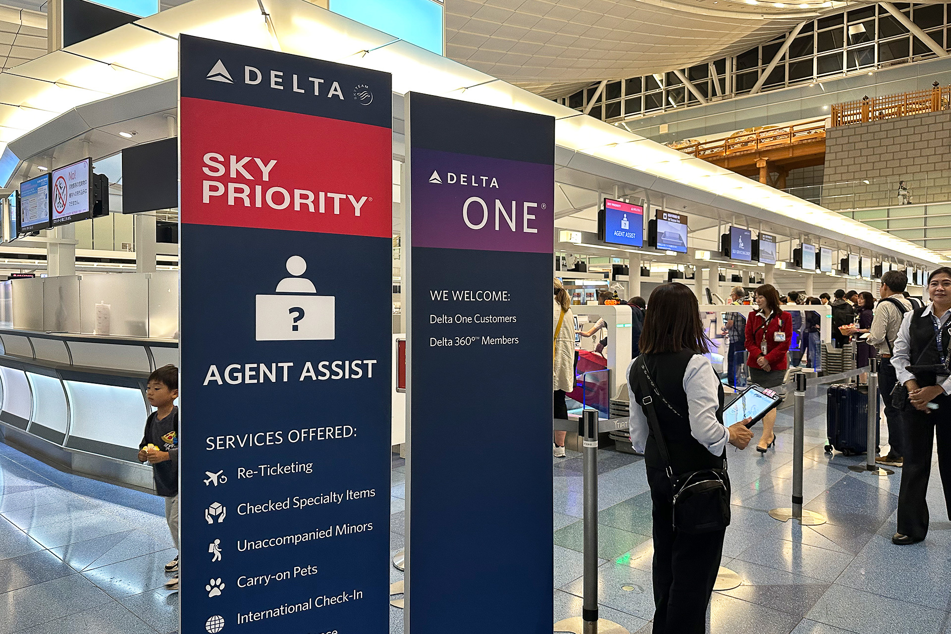 羽田空港第3ターミナルでチェックイン。Webやアプリで事前チェックインを済ませておくとスムーズです