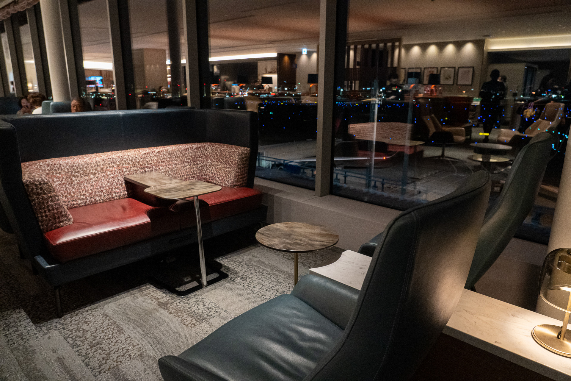 ソファやデスクなどさまざまなタイプの座席オプションで、ほぼすべての座席に電源を備えるラウンジです