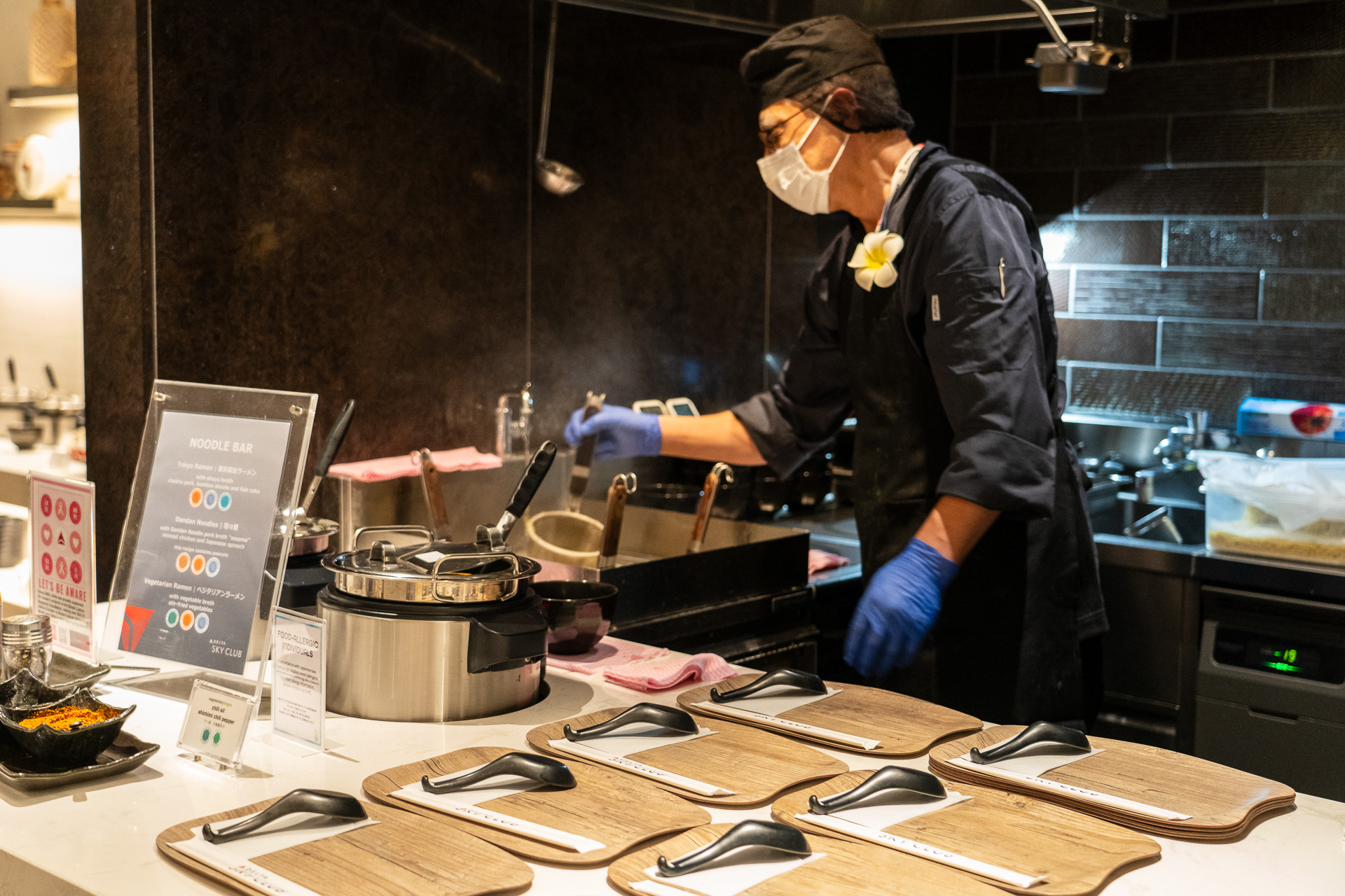 注文を受けてから調理するヌードルバーも