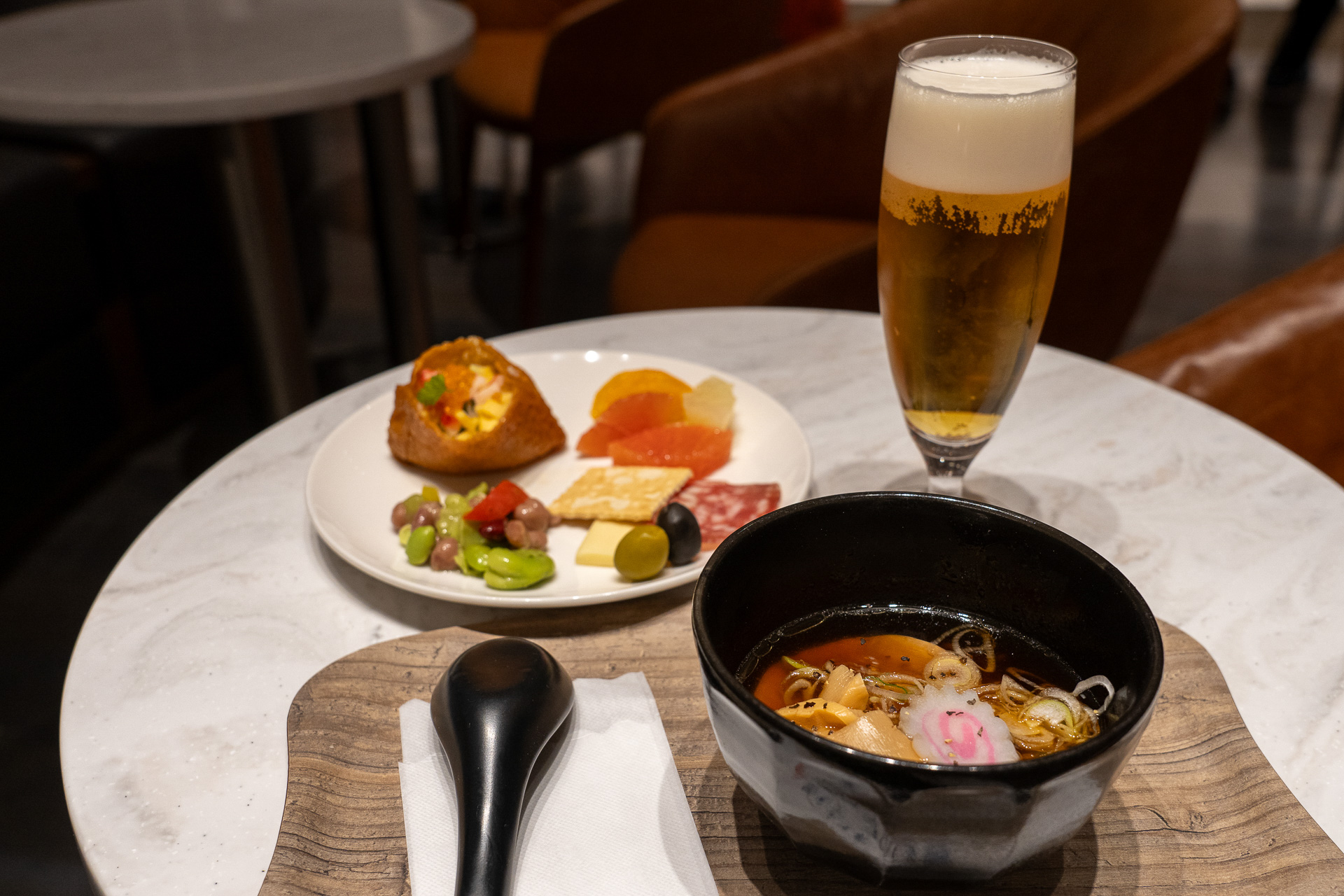 東京醤油ラーメンをチョイス。ビールも