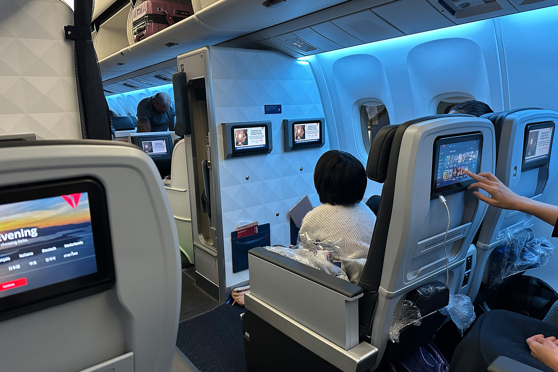 「搭乗時間は6時間47分を予定」とアナウンス