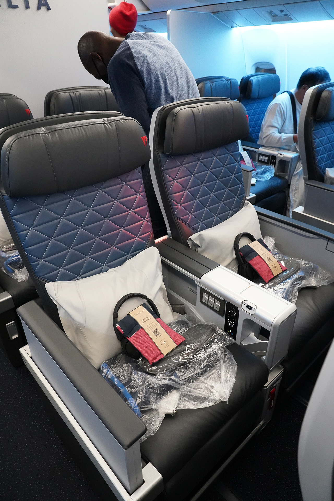 スリッパやブランケット、枕などがシート上に