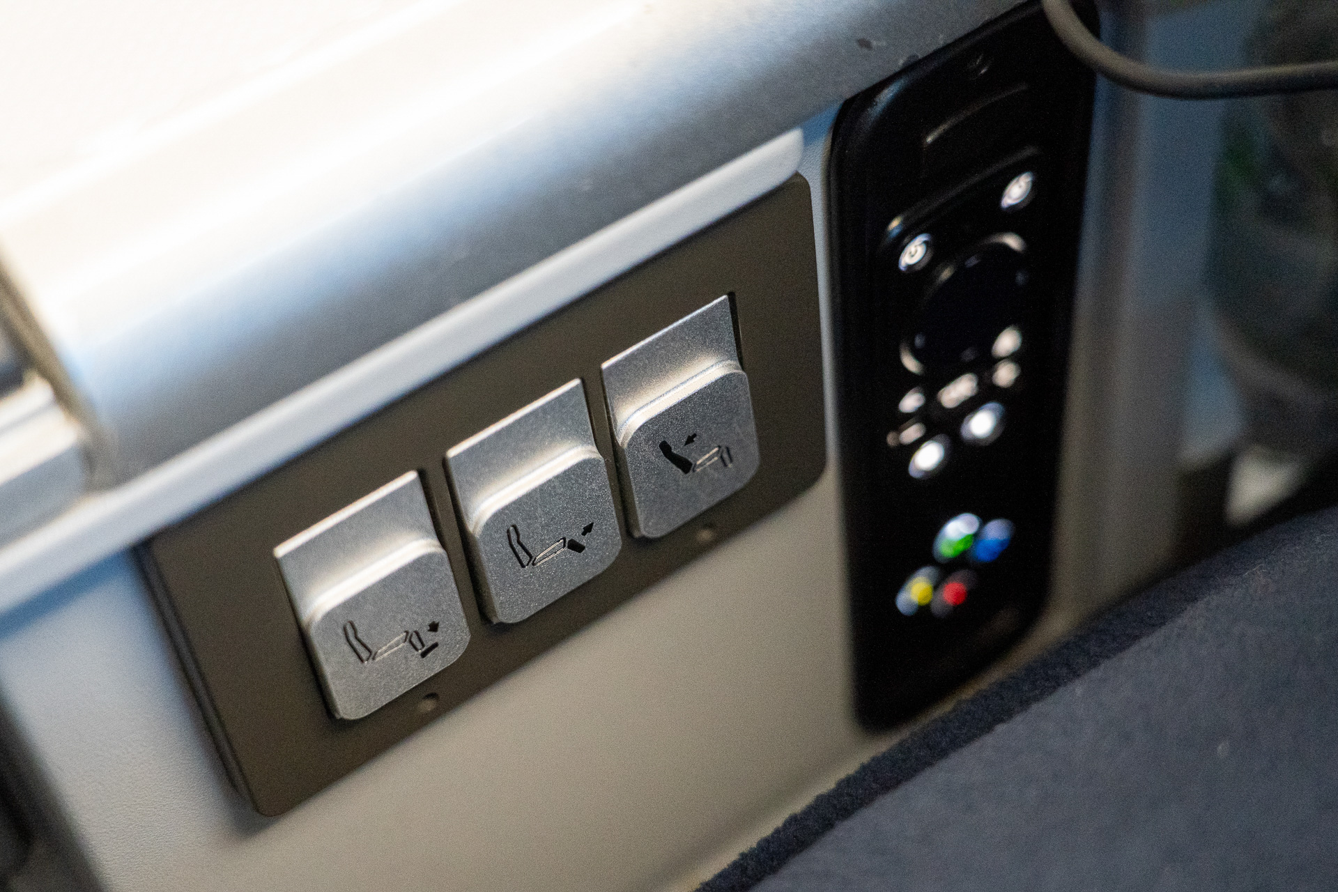 リクライニング調整ボタンは座席横