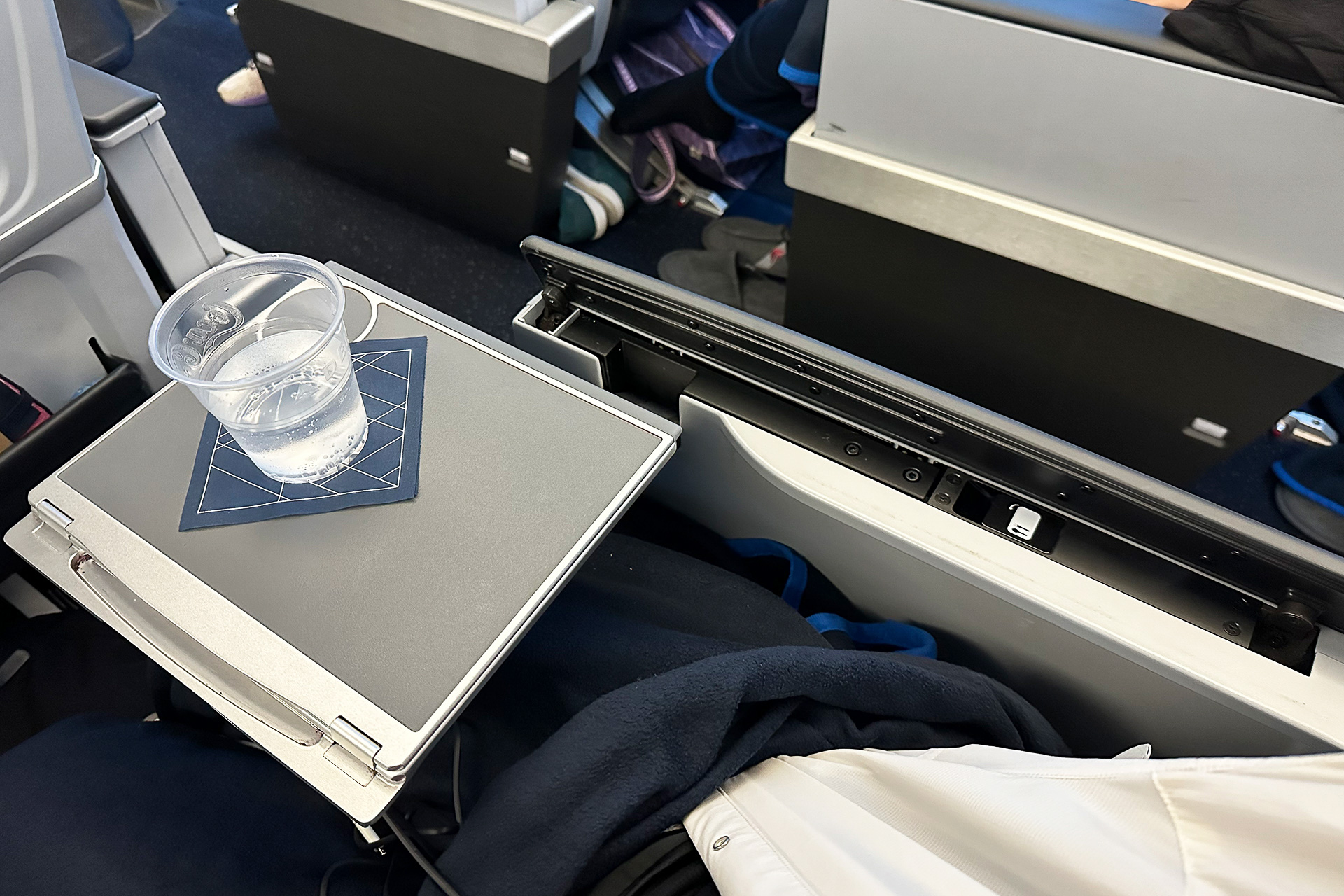 横のスペースに収納されているテーブル