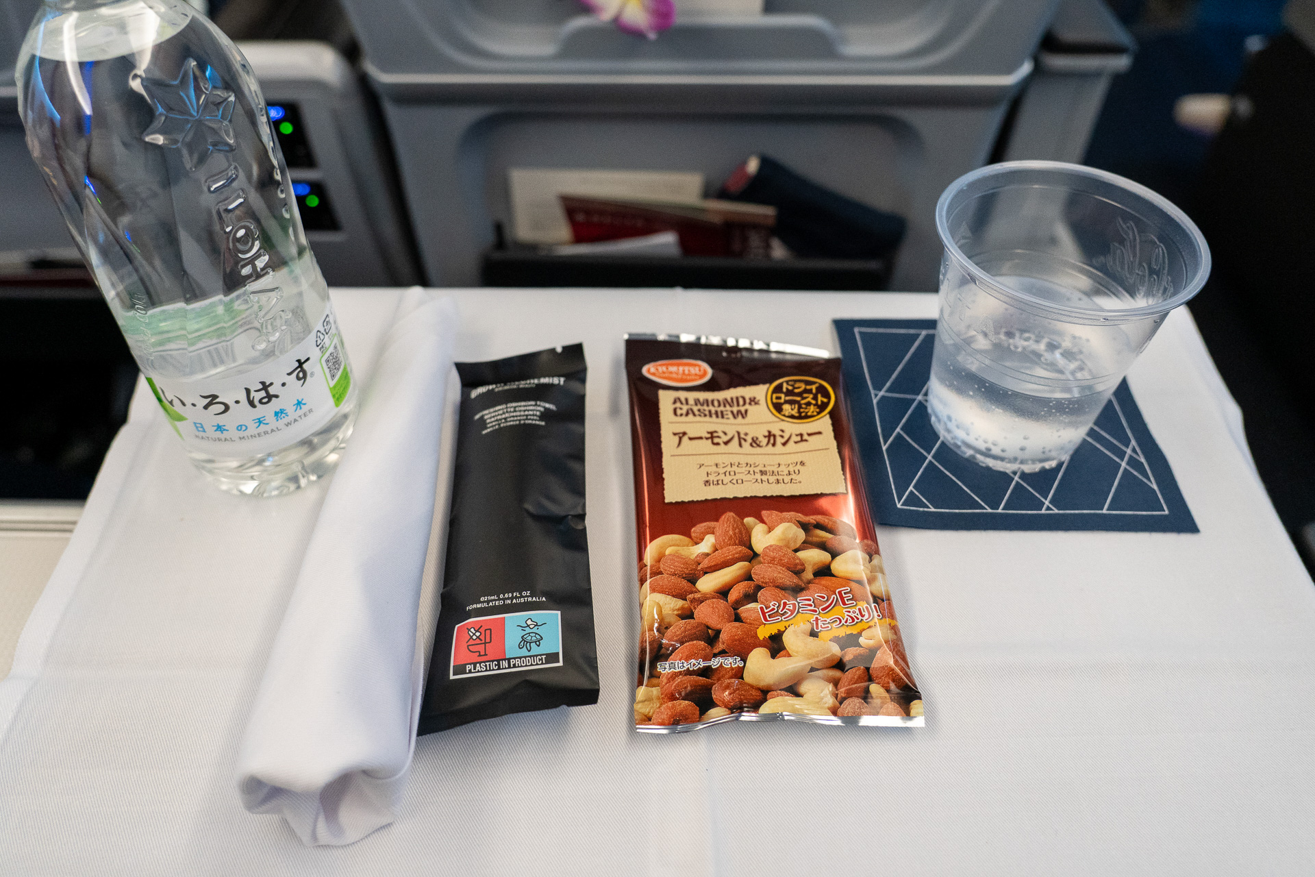 テーブルにクロスが敷かれて、まずはおつまみとドリンクのサービス