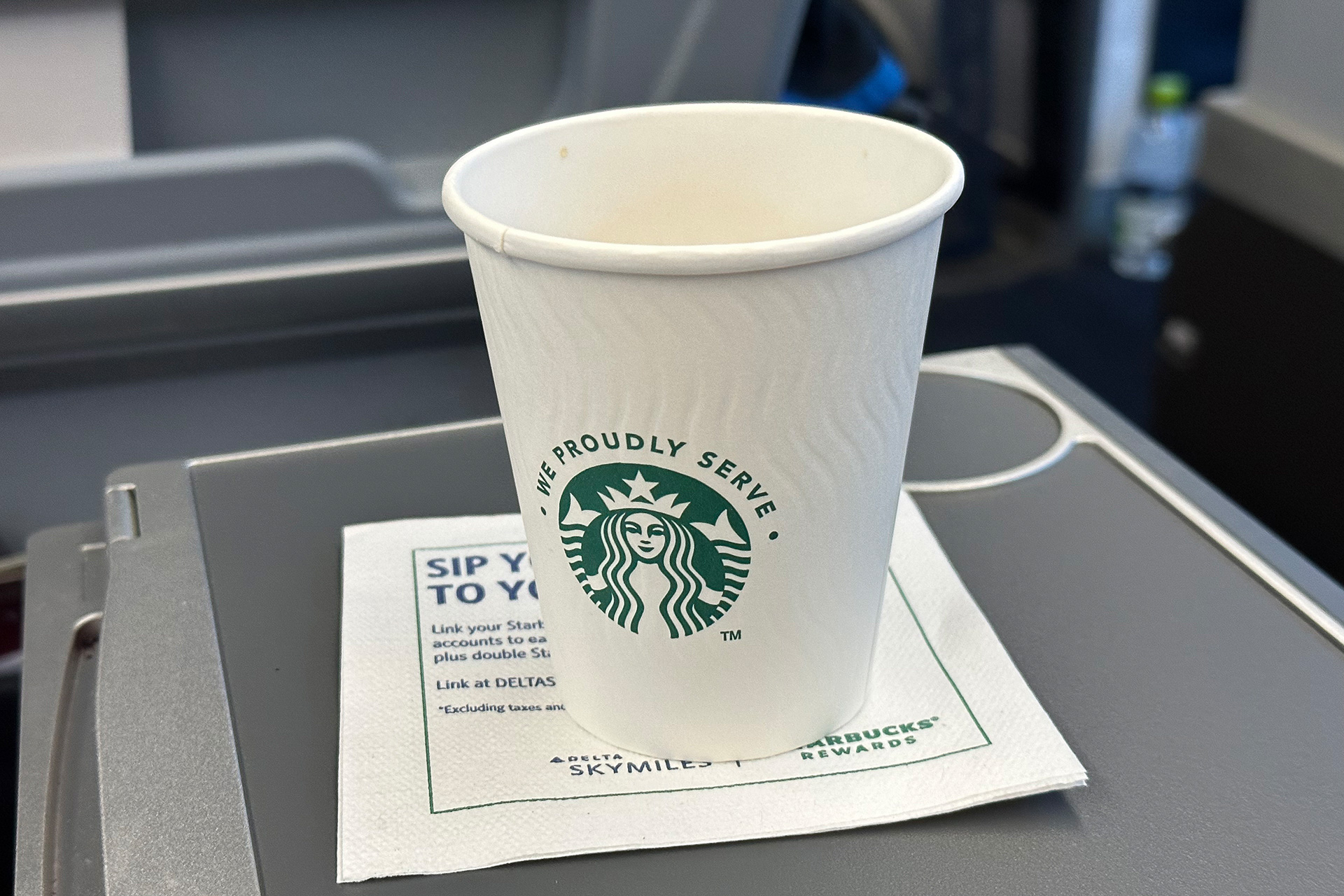 コーヒーはデルタ航空とパートナーシップを結ぶスターバックスのもの