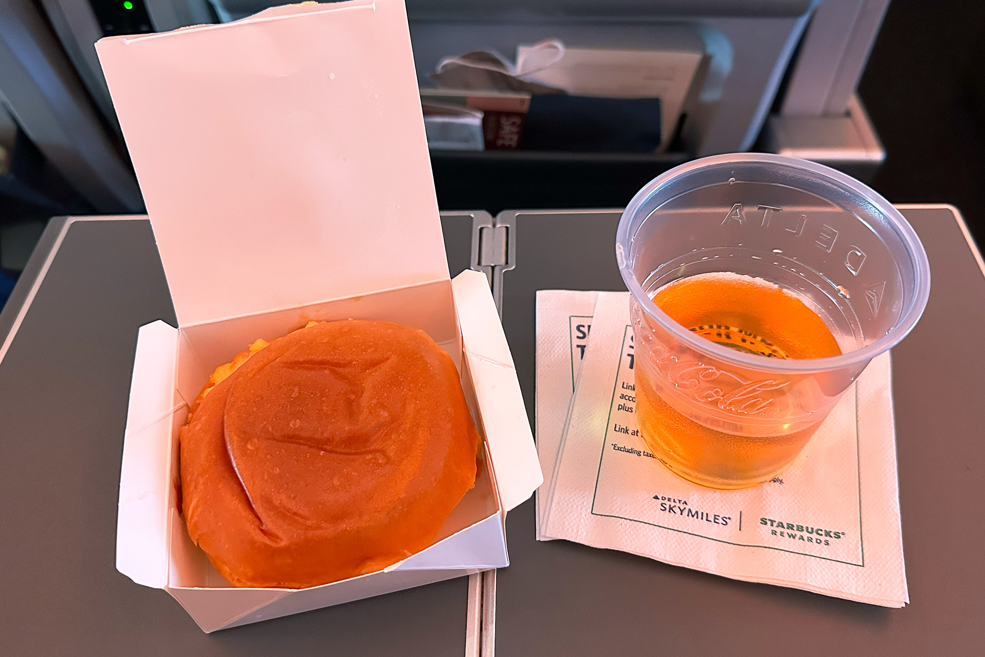 ホノルル到着前に朝食として軽食が提供されます