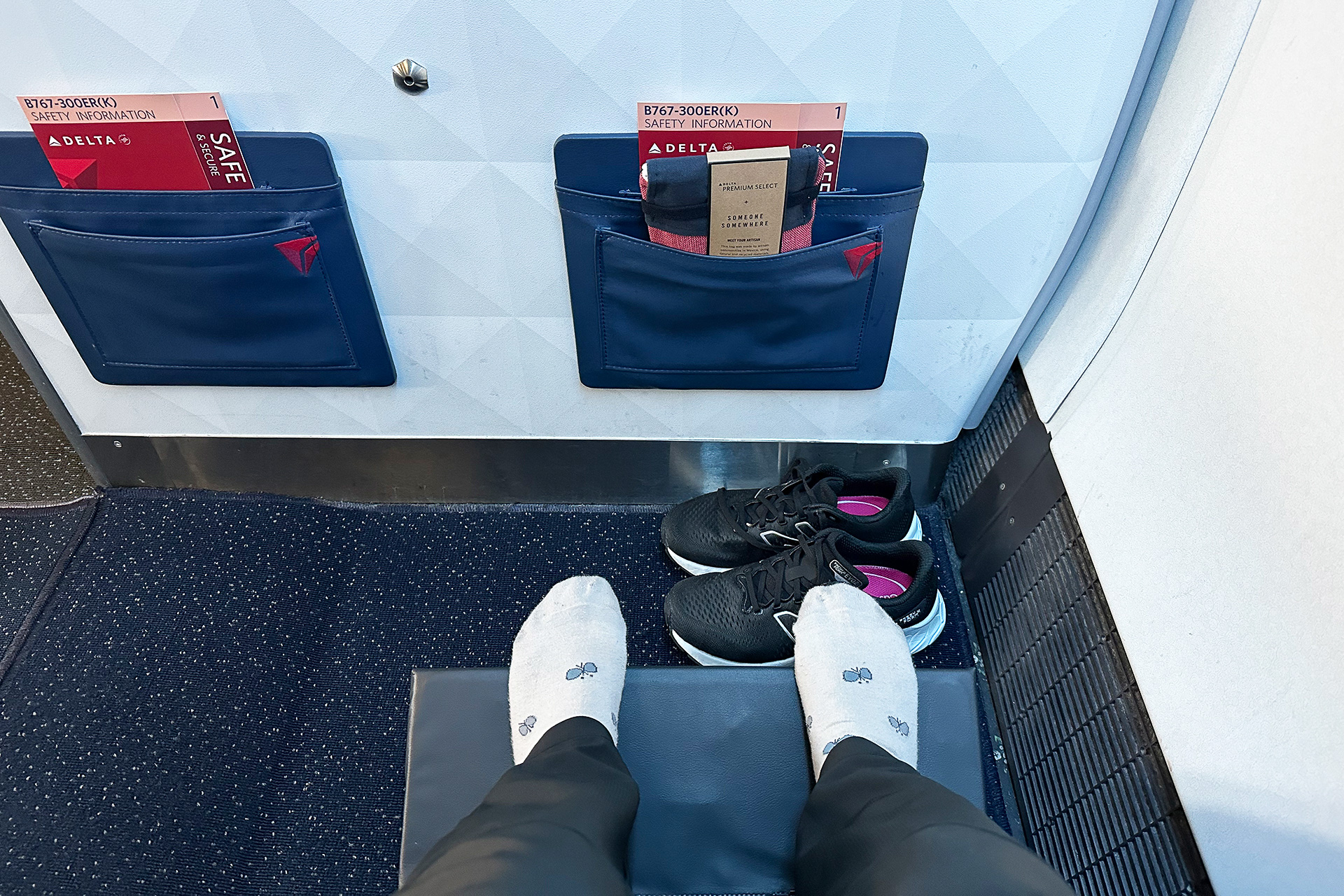 足元がさらに広々！　ただしモニターは壁にあるので少し離れます