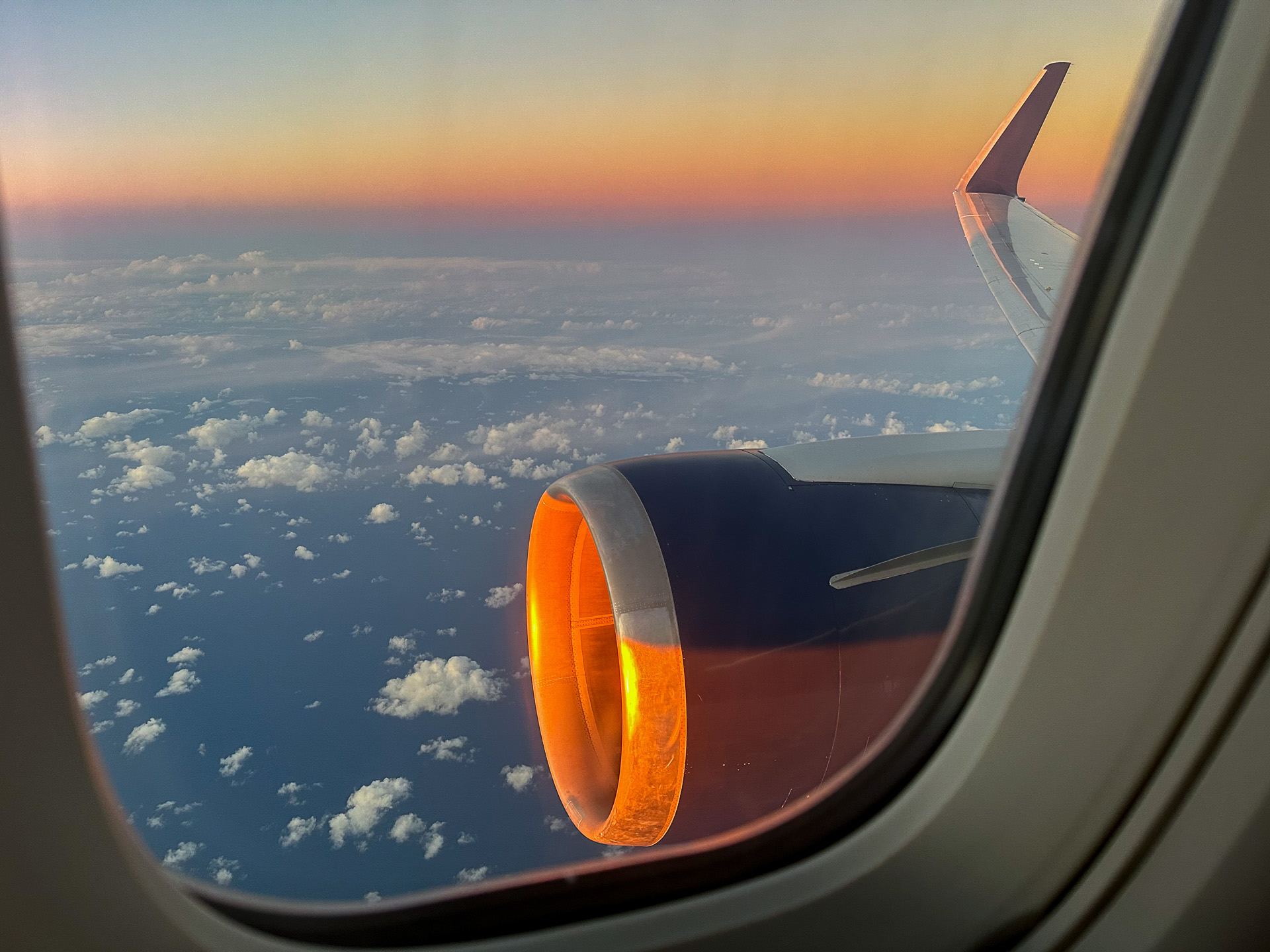 夕焼けと一緒に日本へ