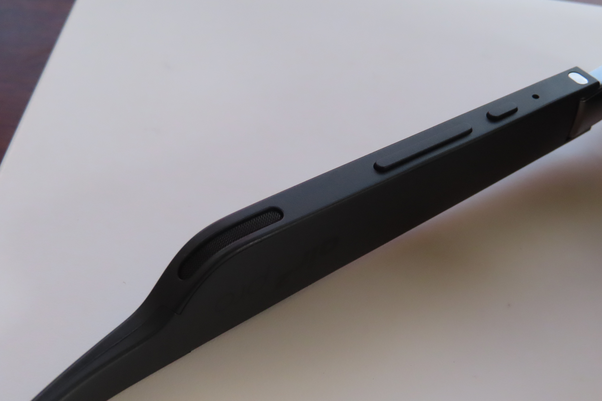 上下に向けてスピーカーを配置し、周囲への音漏れを抑制