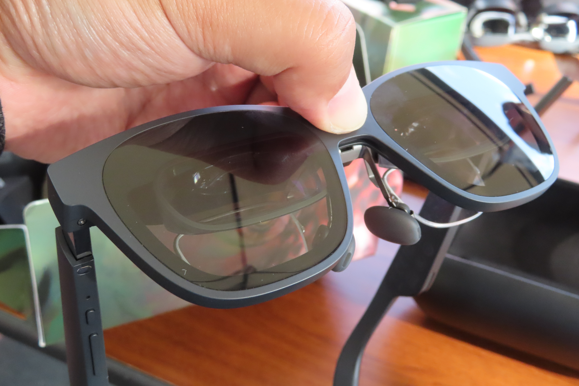 ボタンを押すことで透過率を変更できる