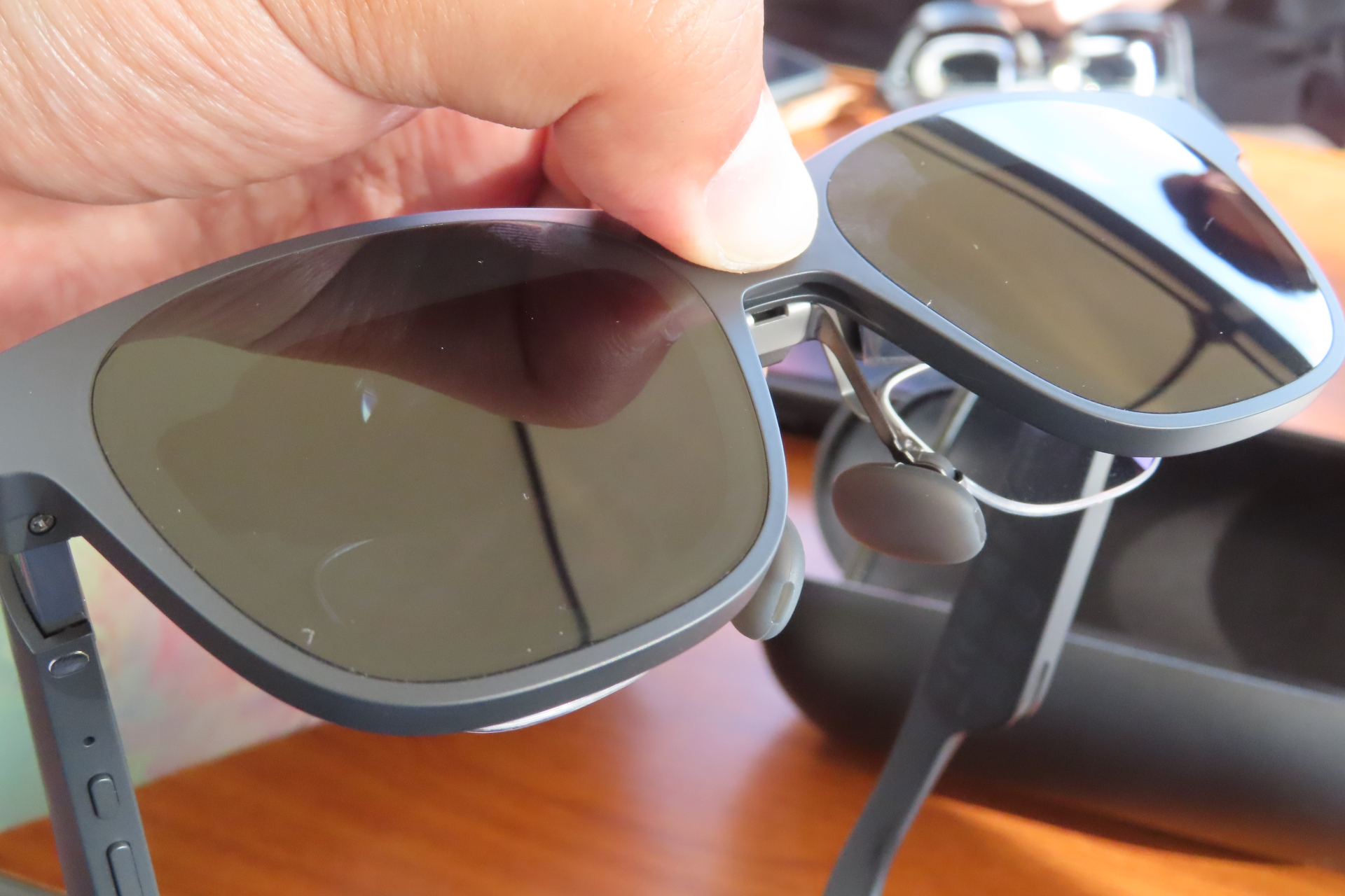 ボタンを押すことで透過率を変更できる