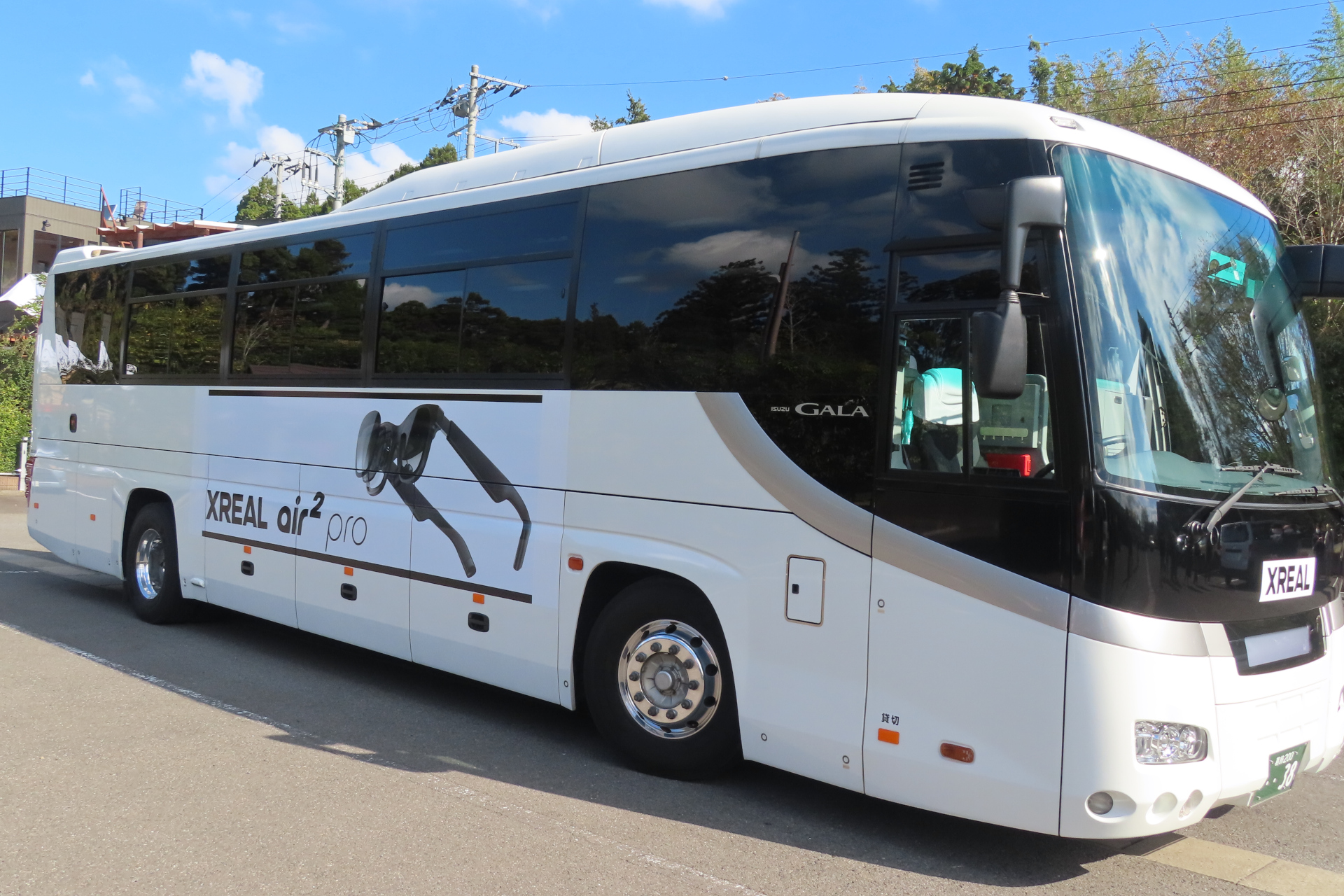 送迎用にラッピングされたバス