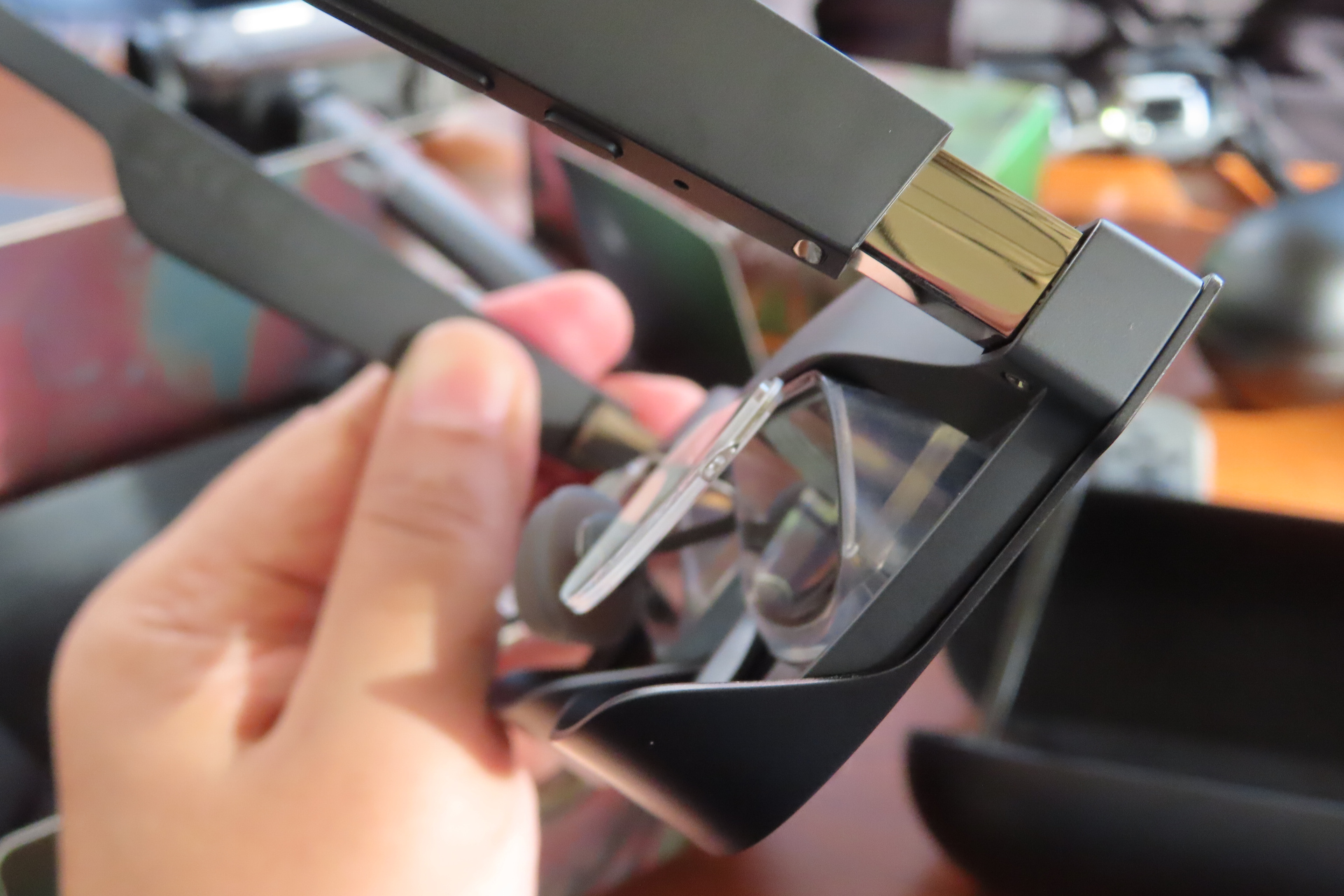 XREAL Air 2 Proにもシールドは付属しており、装着することで下部からの光を遮り、没入感を高められる