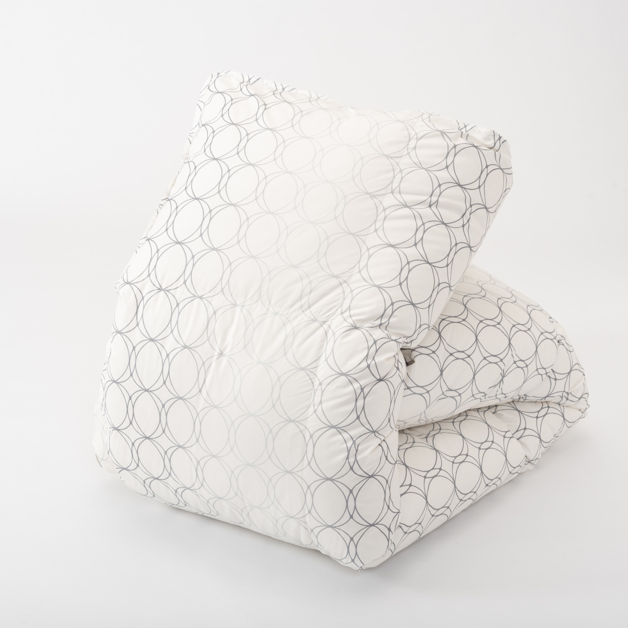 「羽毛掛けふとん KA03505001」シングル（150×210cm）。ふとんがわにポリエステル85％と再生繊維15％使用。詰めものはダウン90％・フェザー10％。White/Goldの2色展開