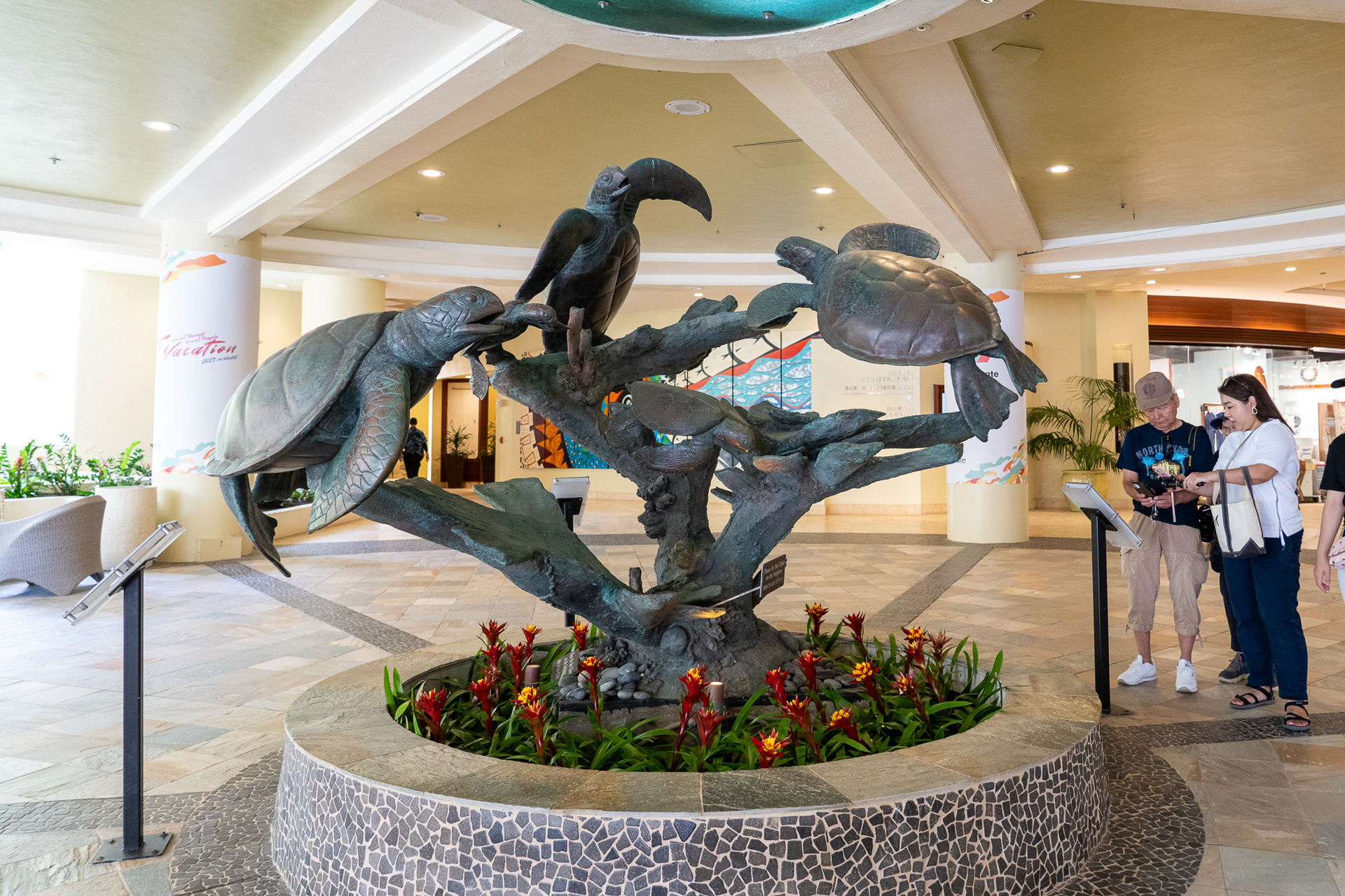 エントランスではウミガメのホヌたちがお出迎え。さらに奥にいくとフロントデスクがあります