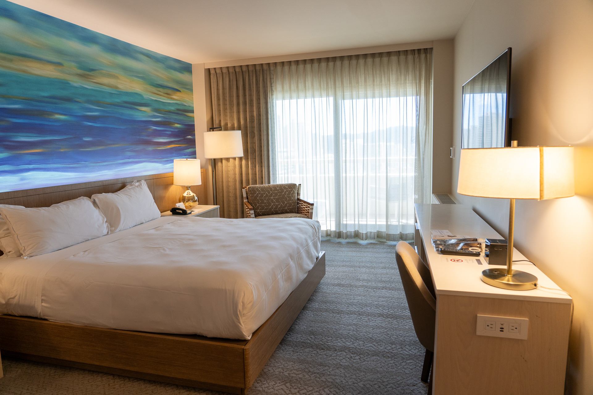 テレビ側にはPCを広げられるサイドデスクも