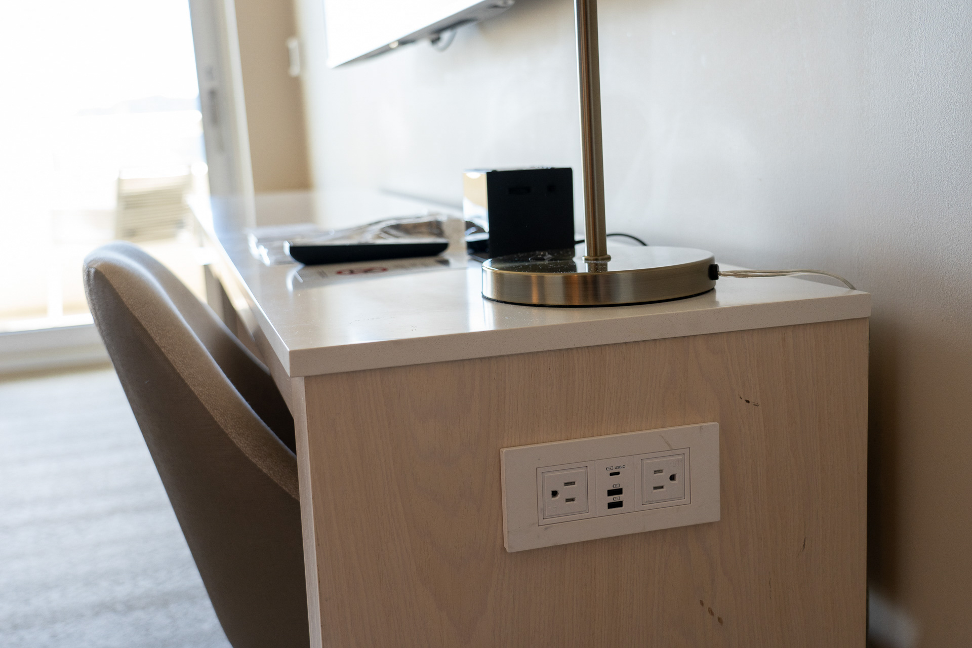 デスク横にはコンセント