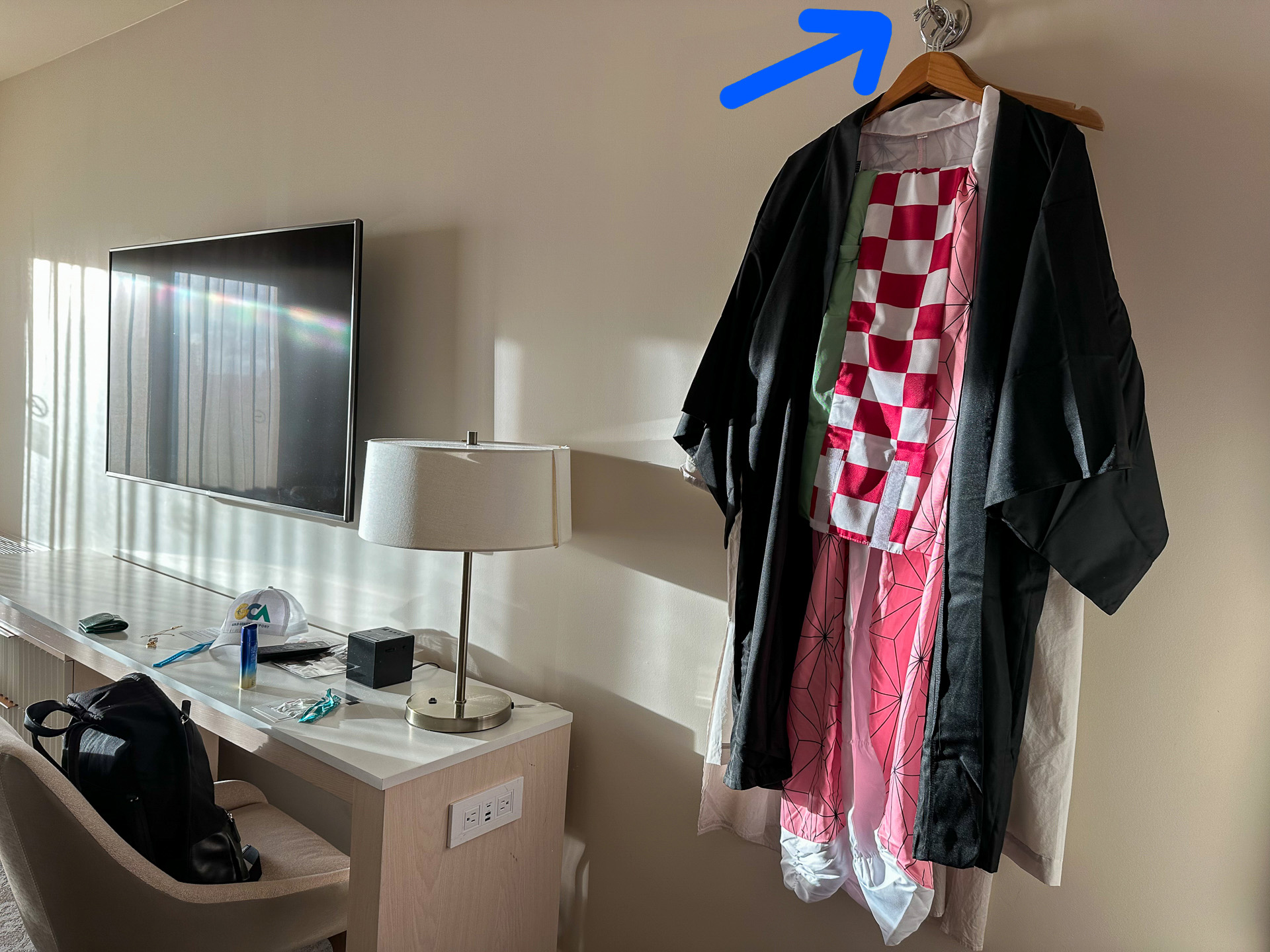 禰豆子コスプレ衣装をかけていたフックは、本来ウェディングドレス用にと今回のリニューアルで備えられたもの