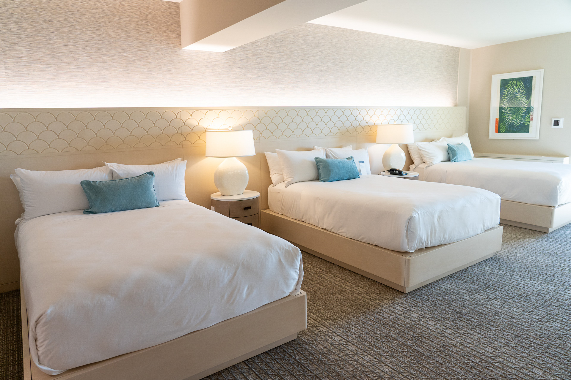 「ラージラグジュアリー」はダブルベッド3台が並ぶ客室