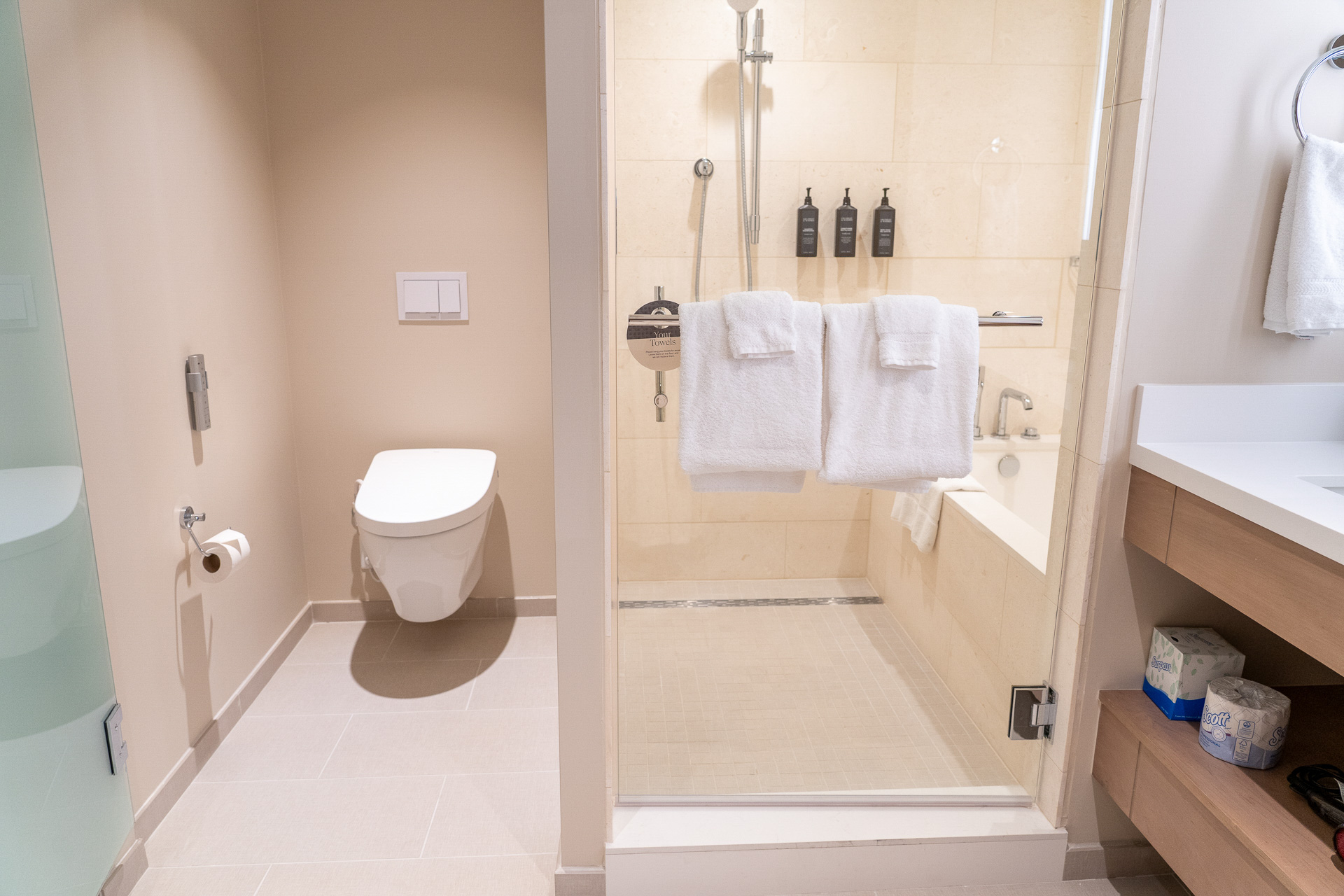 トイレとバスが分かれています