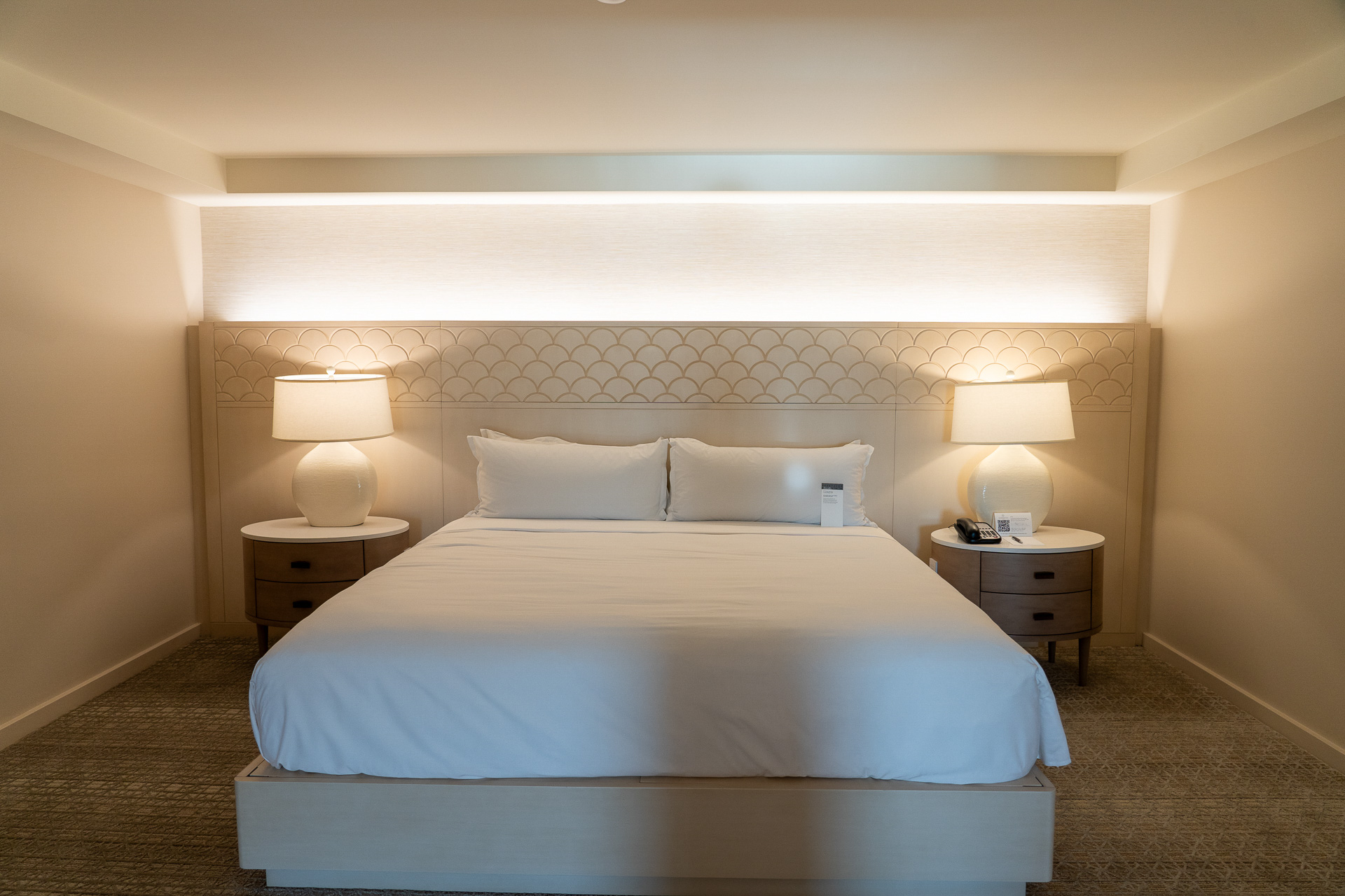 キングサイズのベッド1台のベッドルーム