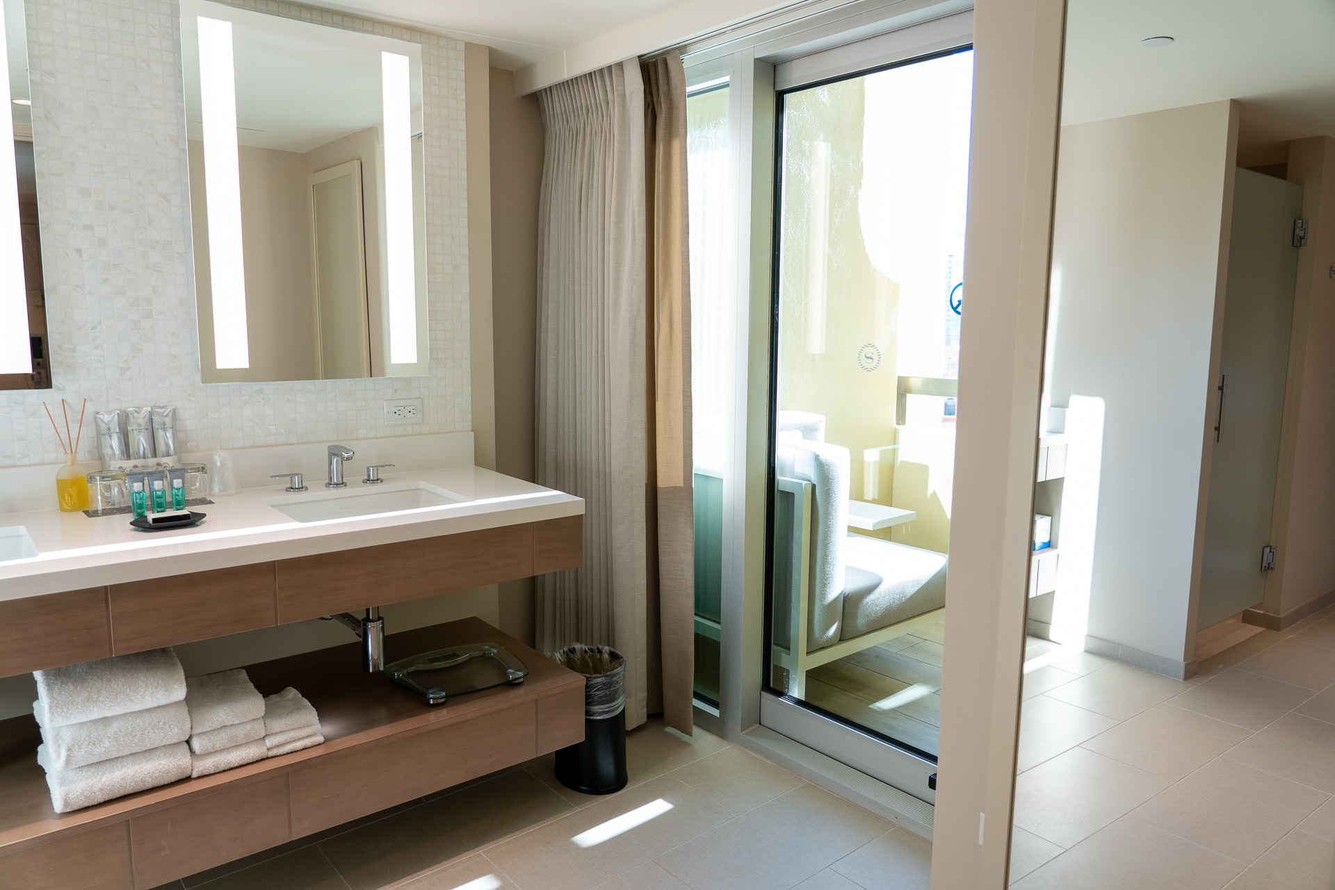 洗面スペースはダブルシンクで広々