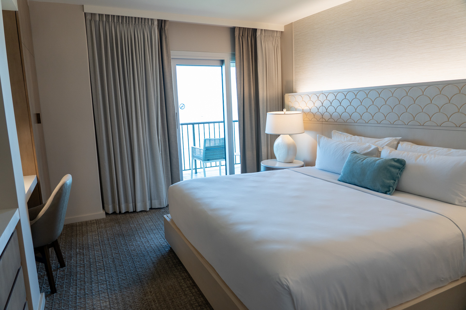 寝室は2つ。こちらはキングベッドルーム