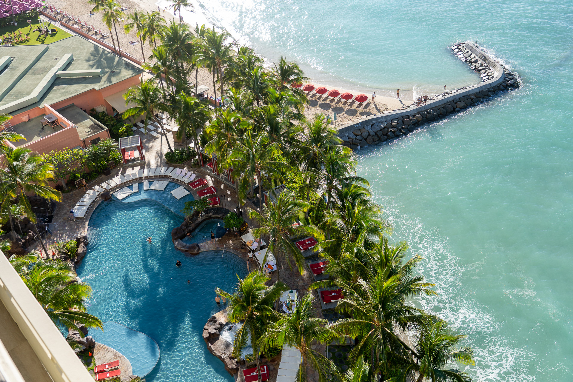 リビングルーム側のラナイから眼下に見えるのは大人も子供も楽しめるヘルモア・プレイグラウンド