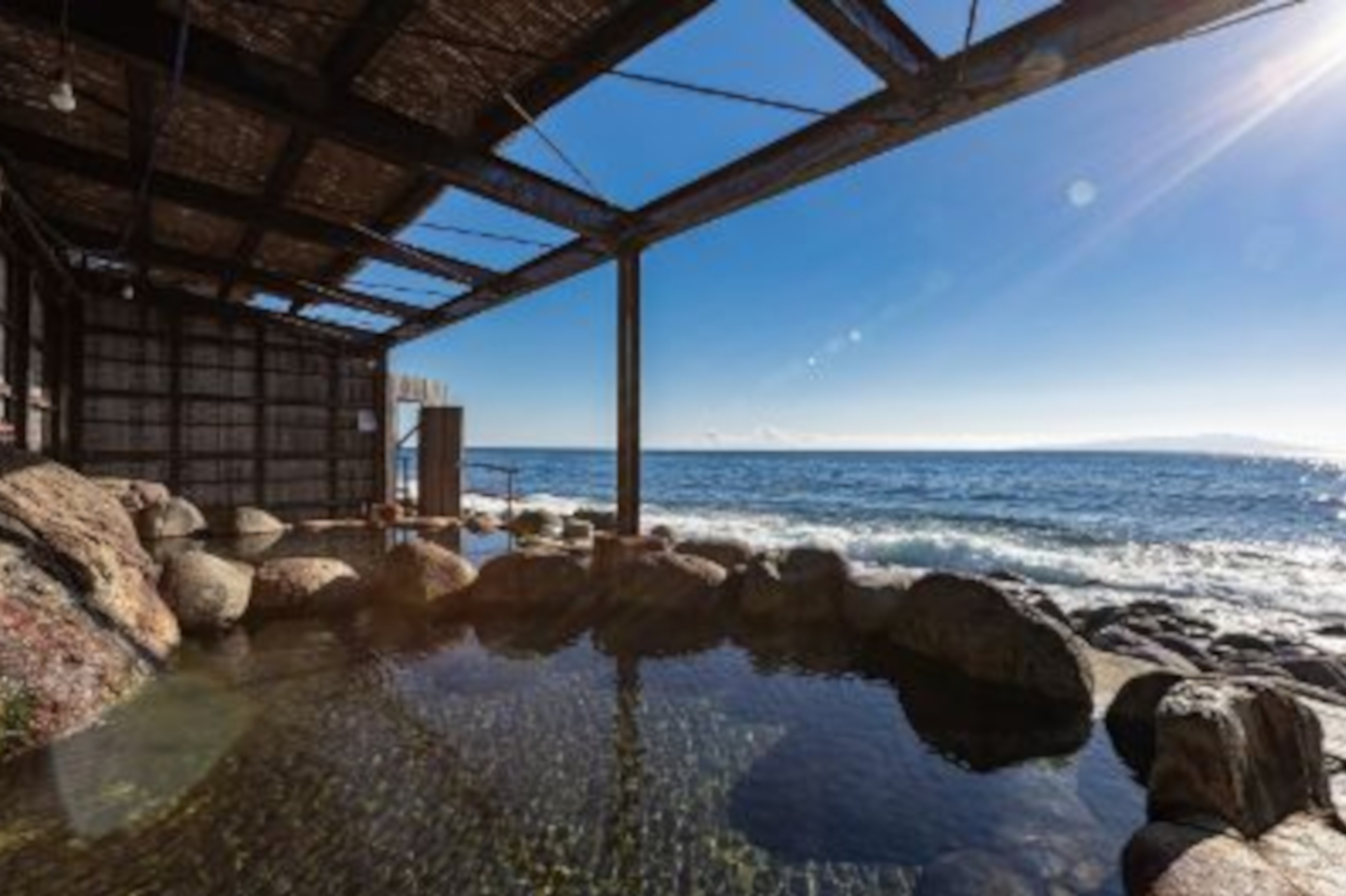 ホテルからクルマで約10分の北川温泉郷「黒根岩風呂」は海抜0mの絶景野天風呂として有名。太平洋に沈む夕日も美しい