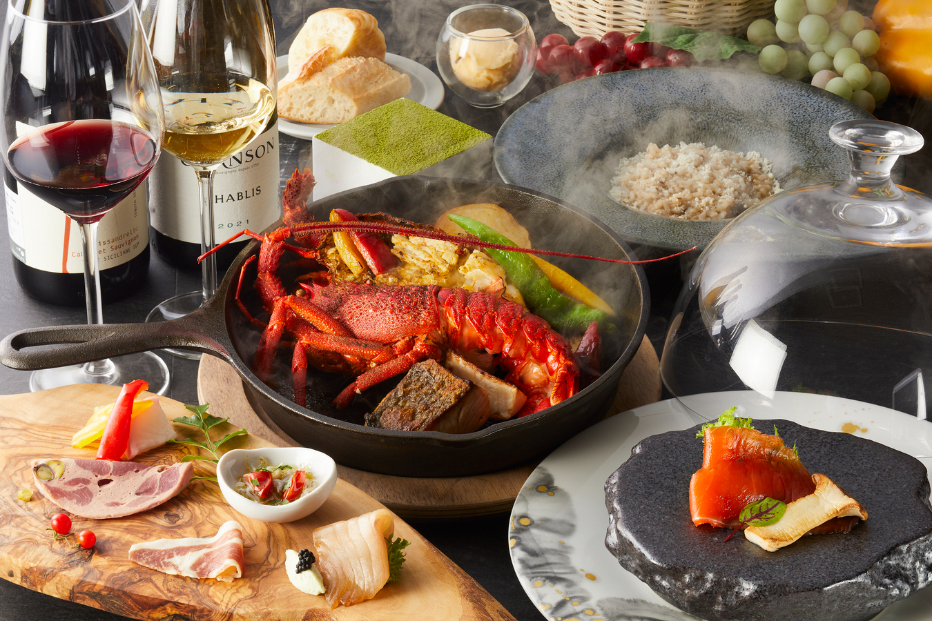 夕食は海鮮和洋ビュッフェかコースディナーを選べる。コースでは「丸ごと伊勢海老と地魚のグリルコースプラン」や「金目鯛と牛リブロースの玉ねぎフォンデュと伊豆半島の新鮮魚介コース」を用意