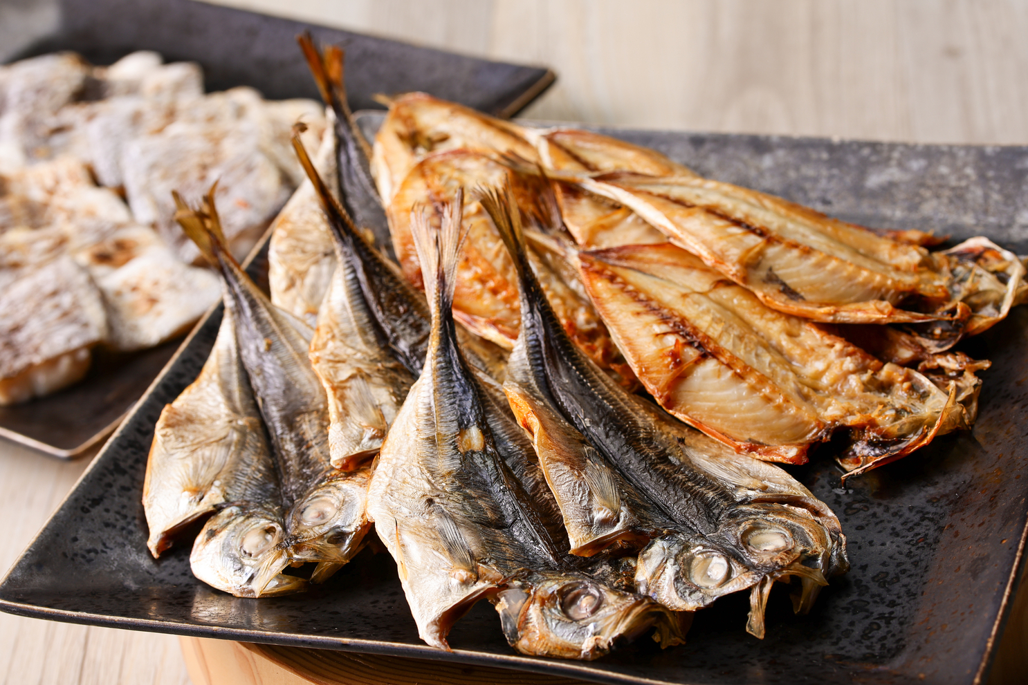 東伊豆の朝食として、地物の焼き魚や静岡産本わさびと鰹節をのせたご当地グルメ「わさび飯」を味わえる